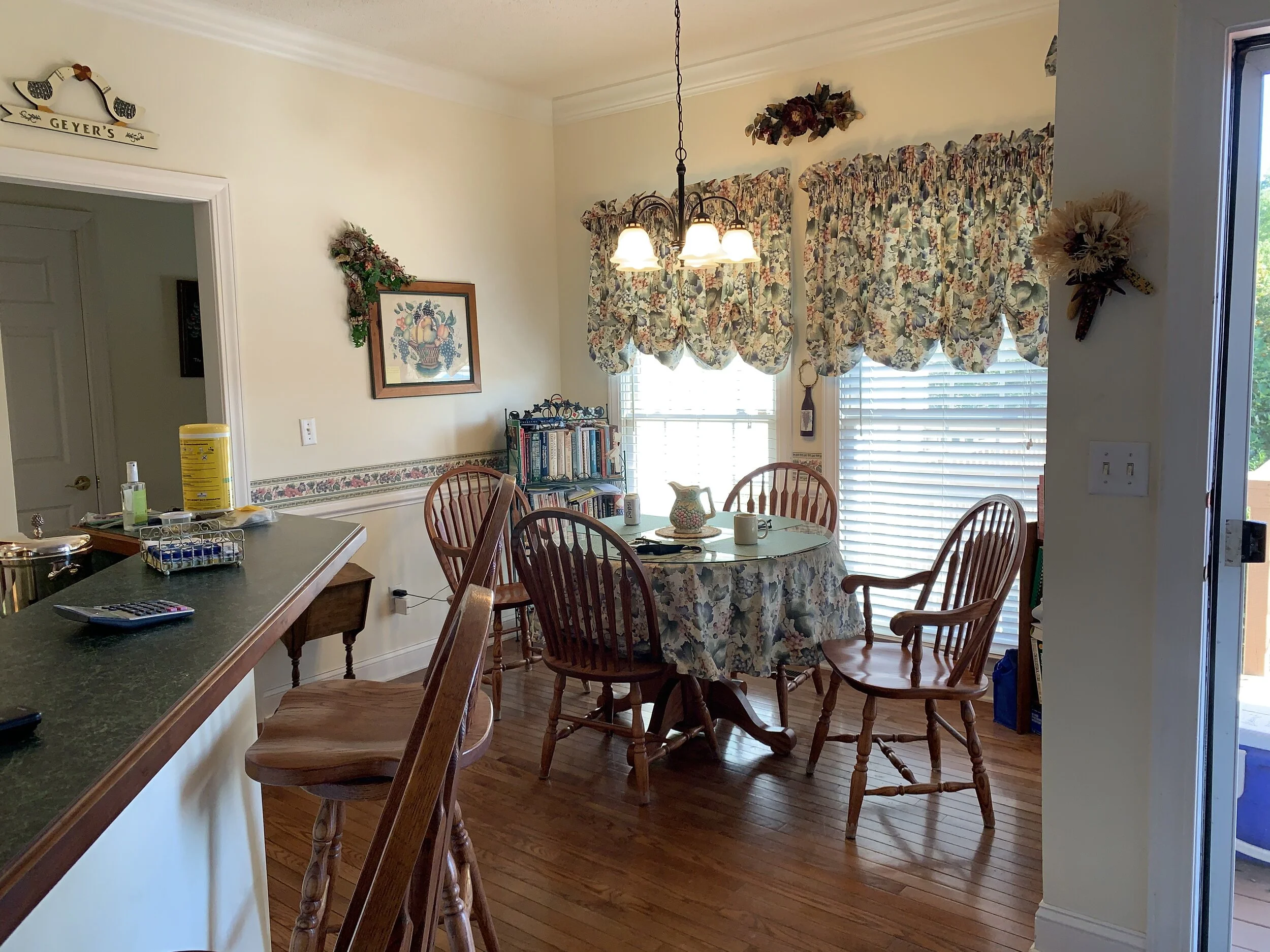 Eat-in Kitchen BEFORE...