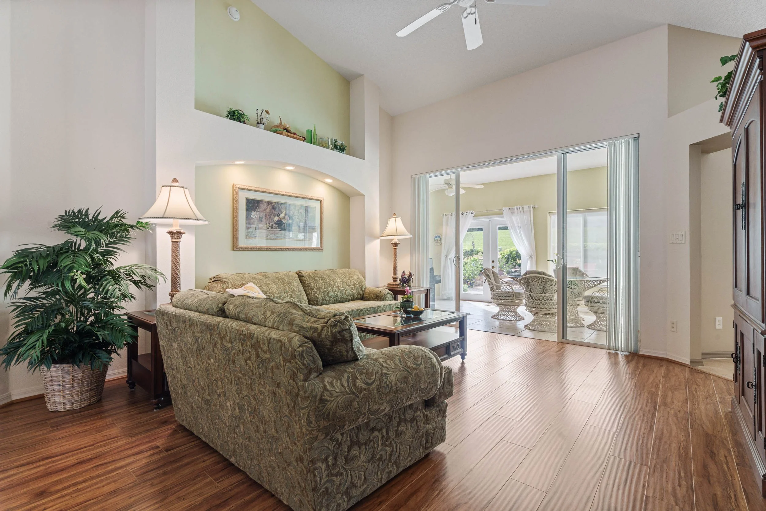 sawgrassLivingroomBefore.JPG