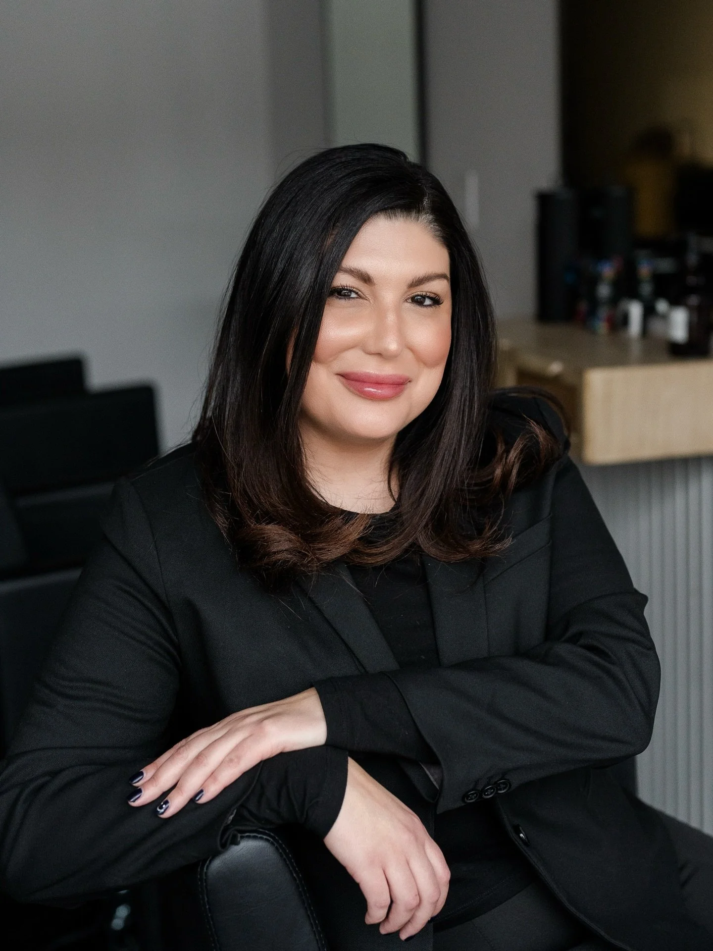 @tara_lorenzoni85 🤍✨
Attentive and empathetic, with over 20 years of experience in the industry, Tara combines equal parts precision and creativity to give you the look you desire. She specializes in flat iron waves, well-defined and polished men&rs