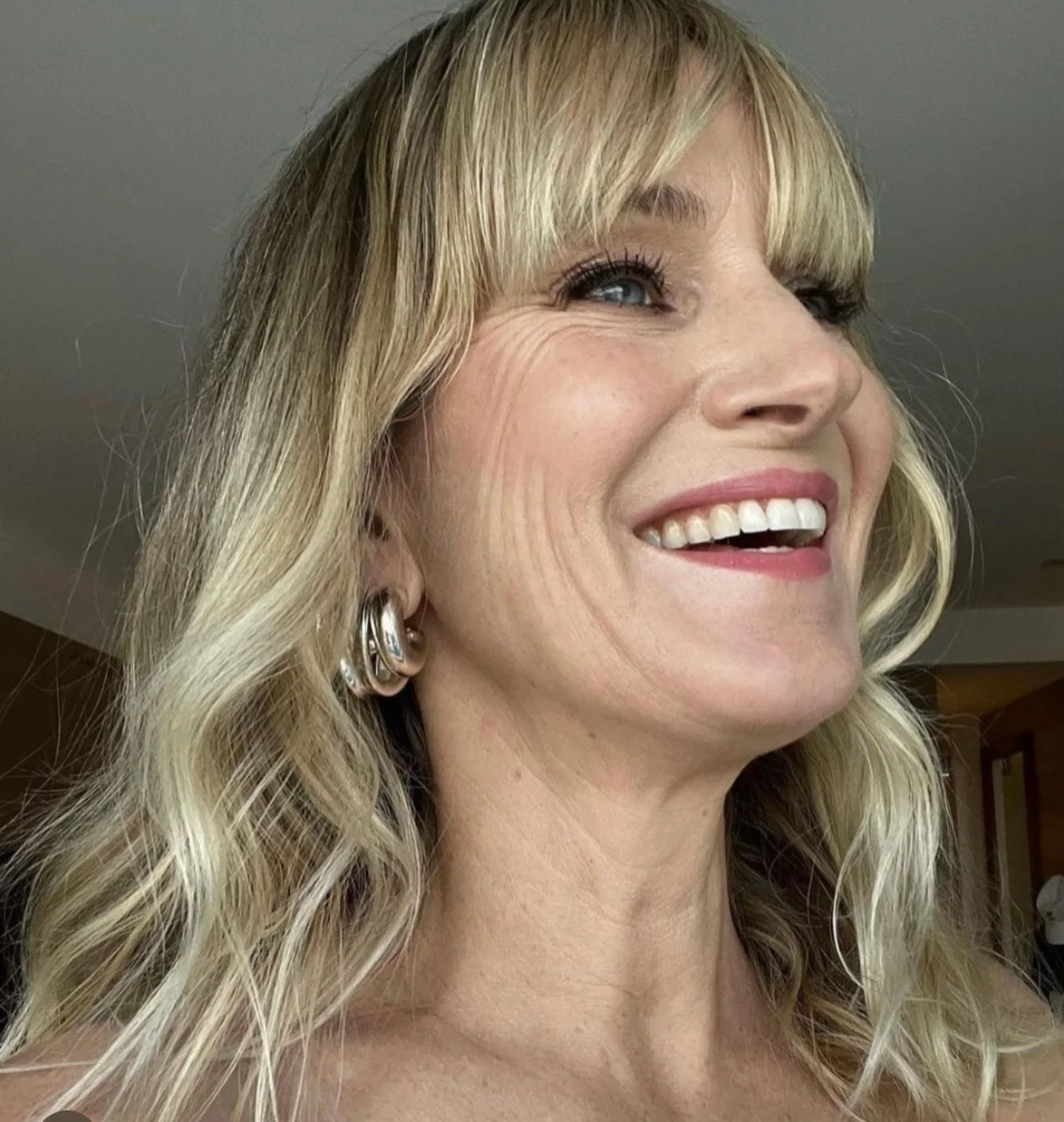 Jazz worked her magic ✨
Custom highlights for @thejennybird 🤍
Blonde that shines from every angle! 
Book your highlight refresh with Jazz through the link in bio.
#studiolco #highlights #haircolor #torontosalon