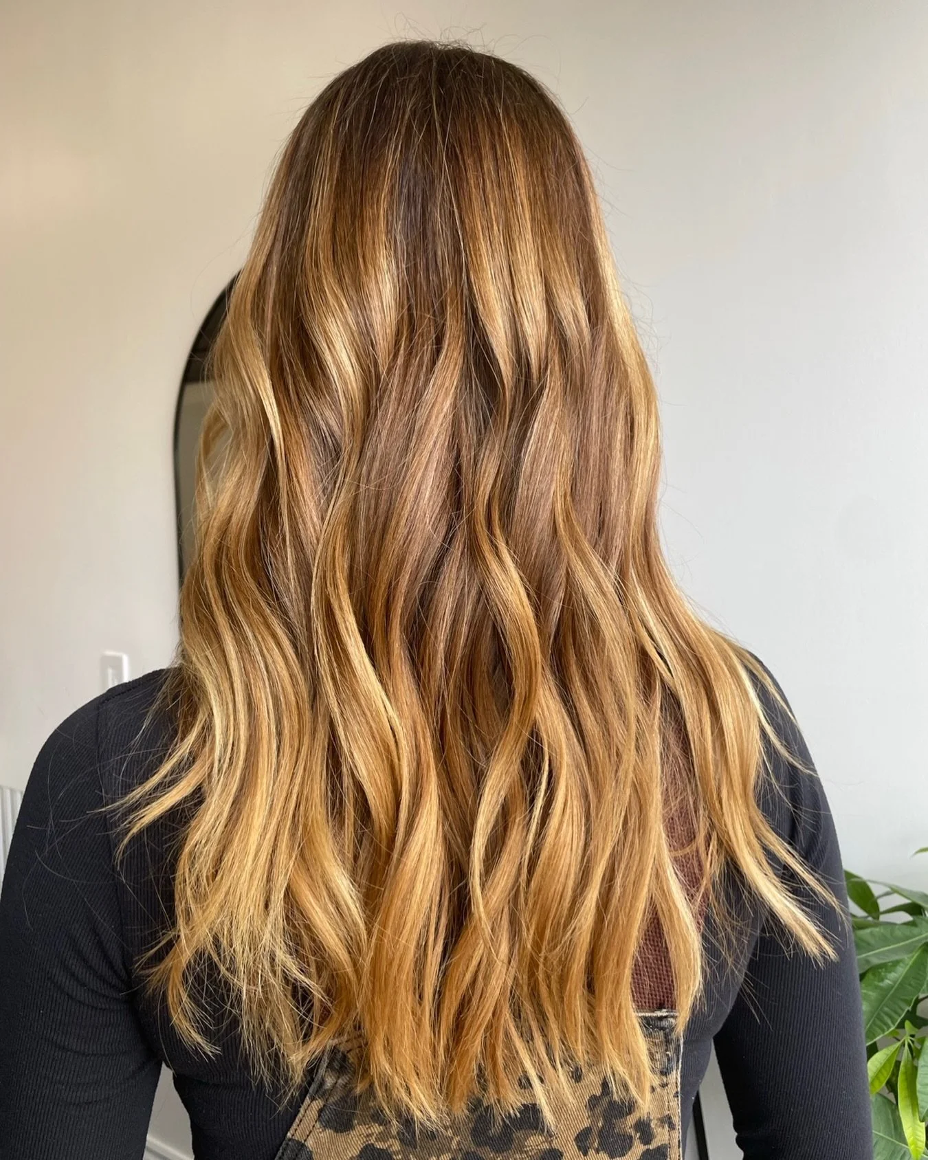 Dimension, shine, and the dreamiest finish ✨
Highlights by @jazmincolourist beautiful cut by @tara_lorenzoni85 ✨
EffortlessHair
#SoftDimension
#PolishedFinish
#FreshCut
#ShineAndShape