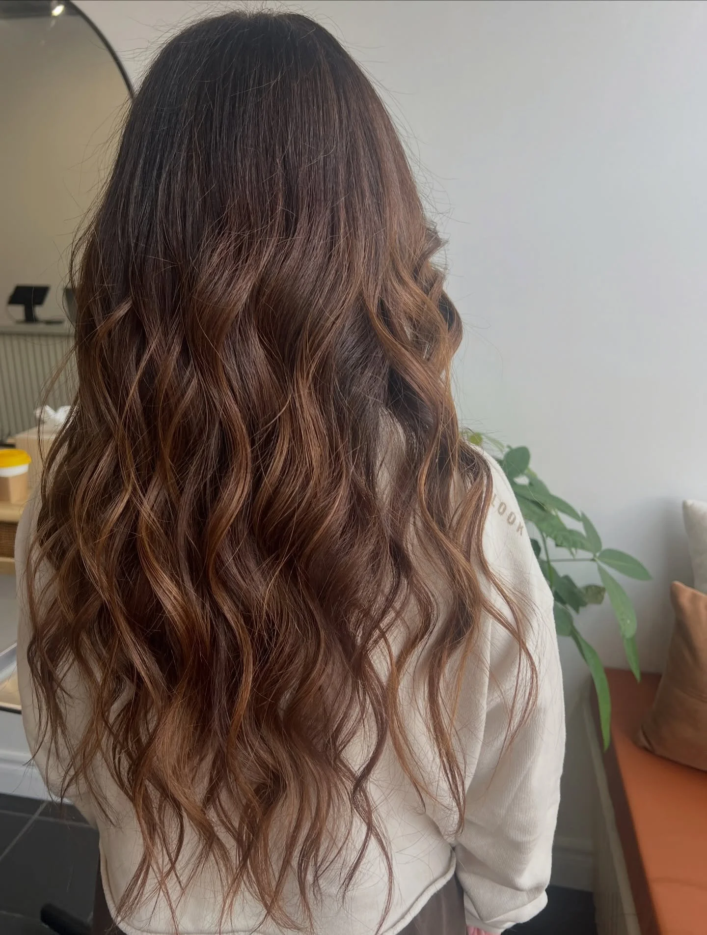 We&rsquo;re loving this soft, dimensional finish 🤎✨
Color by @jazmincolourist
Styled by @sofia.stylist 
#torontohair #torontosalon #haircolor #hairbytoronto #waveshair salonstyle healthyhair behindthechair