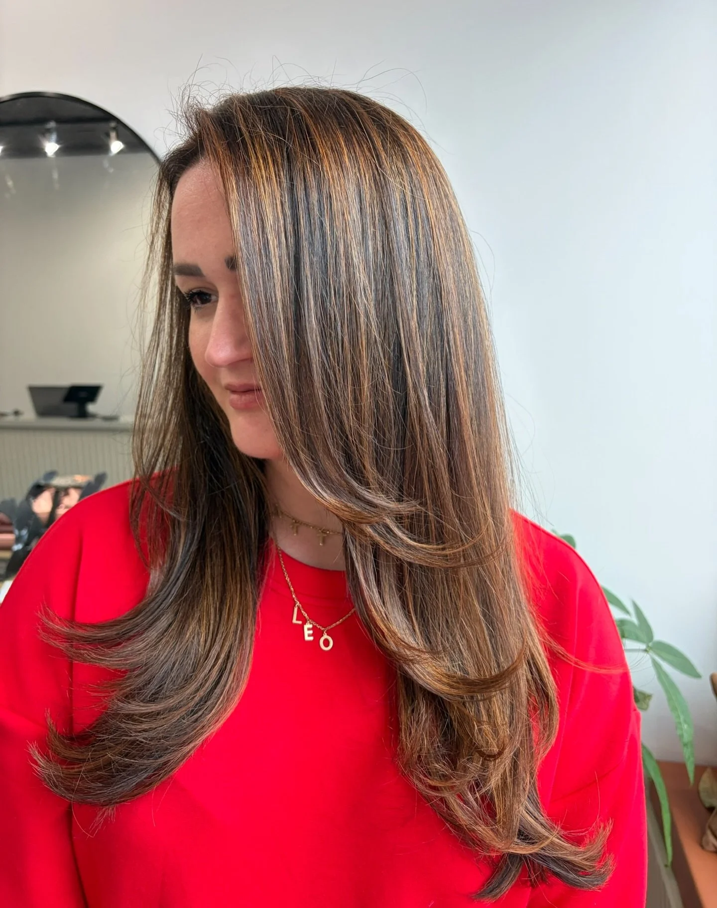 Sun-kissed strands with movement for days ✨
Soft layers + dimensional highlights = the perfect blend 🤎
Highlights by @jazmincolourist 
Cut &amp; style by @sofia.stylist 
#ModernBrunette #DimensionalColor #SoftLayers #HairGoals #SalonFresh
