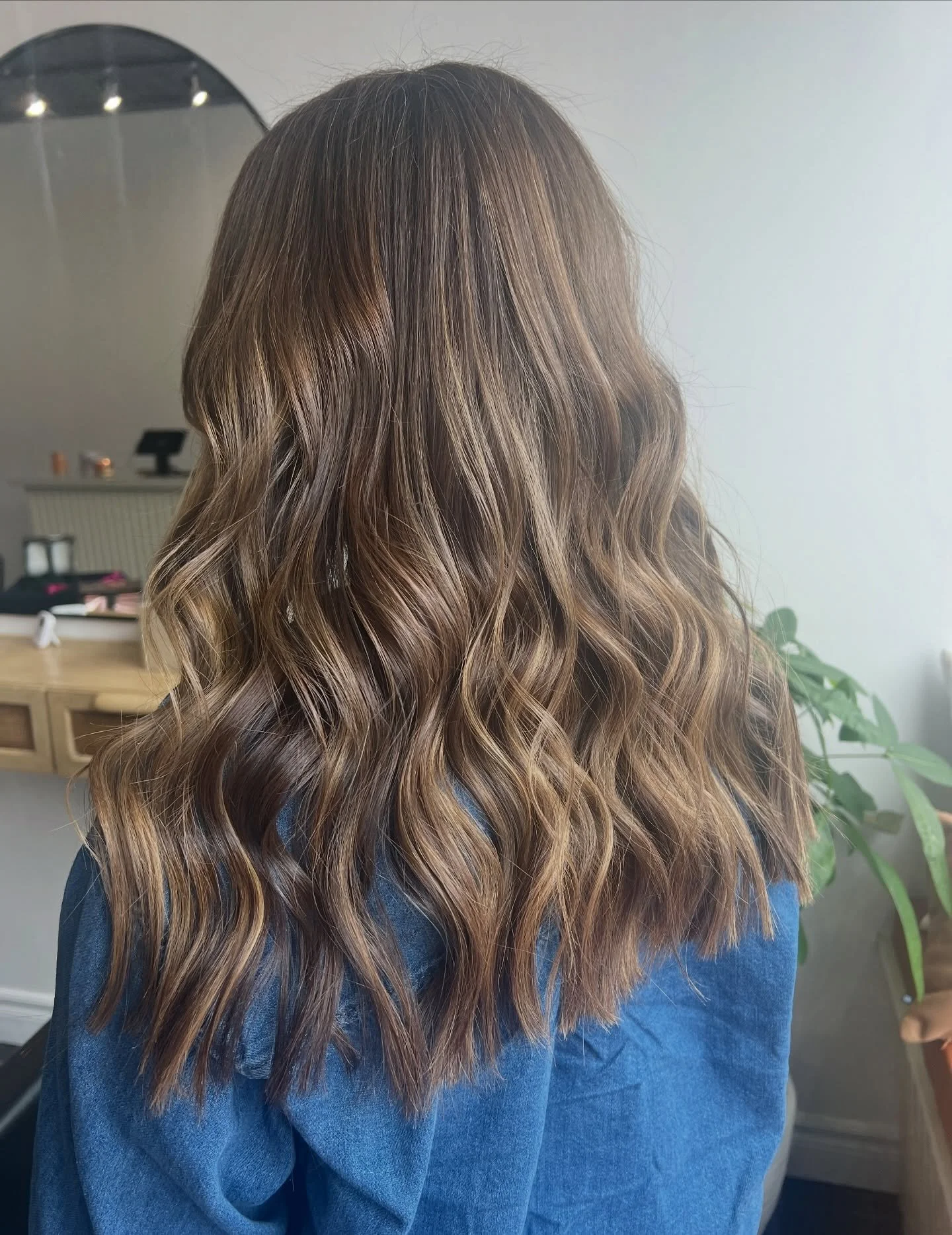That perfect blend from root to end ✨
Soft, dimensional tones with a cut that brings it all to life.
Highlights by @jazmincolourist 
Cut by @sofia.stylist 

#seamlessblend #dimensionalbrunette #softlayers #hairdetails #salonfinish