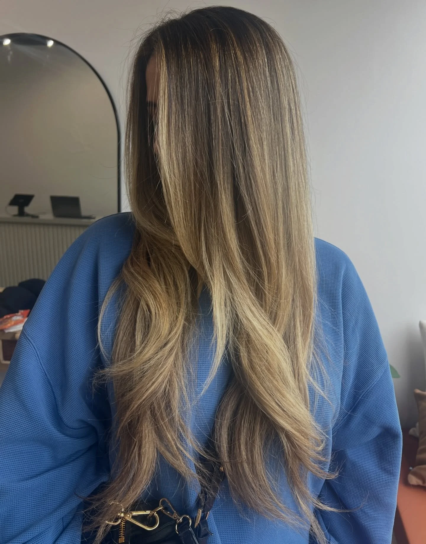 Soft, seamless highlights + the perfect blowout ✨
Highlights by @jazmincolourist 
Style by @maddyhairstylist101 
Don&rsquo;t miss Maddy&rsquo;s blow dry package&mdash;book 5 blowouts and your 6th is complimentary 🤍
#blondebalayage
#dimensionalblonde