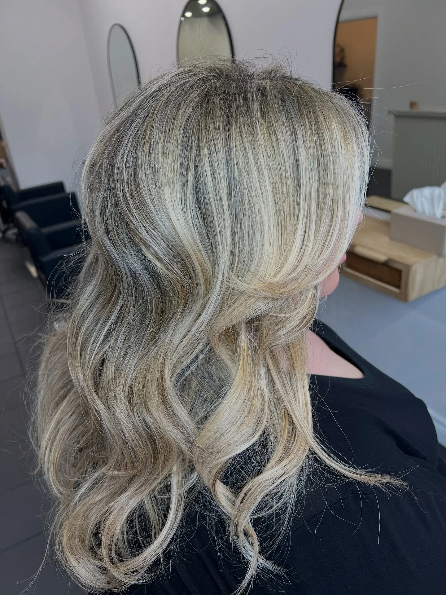 Soft dimension, seamless blend, and that buttery blonde glow ✨
Highlights by @jazmincolourist bringing the brightness, finished with a flawless cut by @tara_lorenzoni85 for the perfect result 💇&zwj;♀️
Effortless, lived-in, and made to turn heads 🤍
