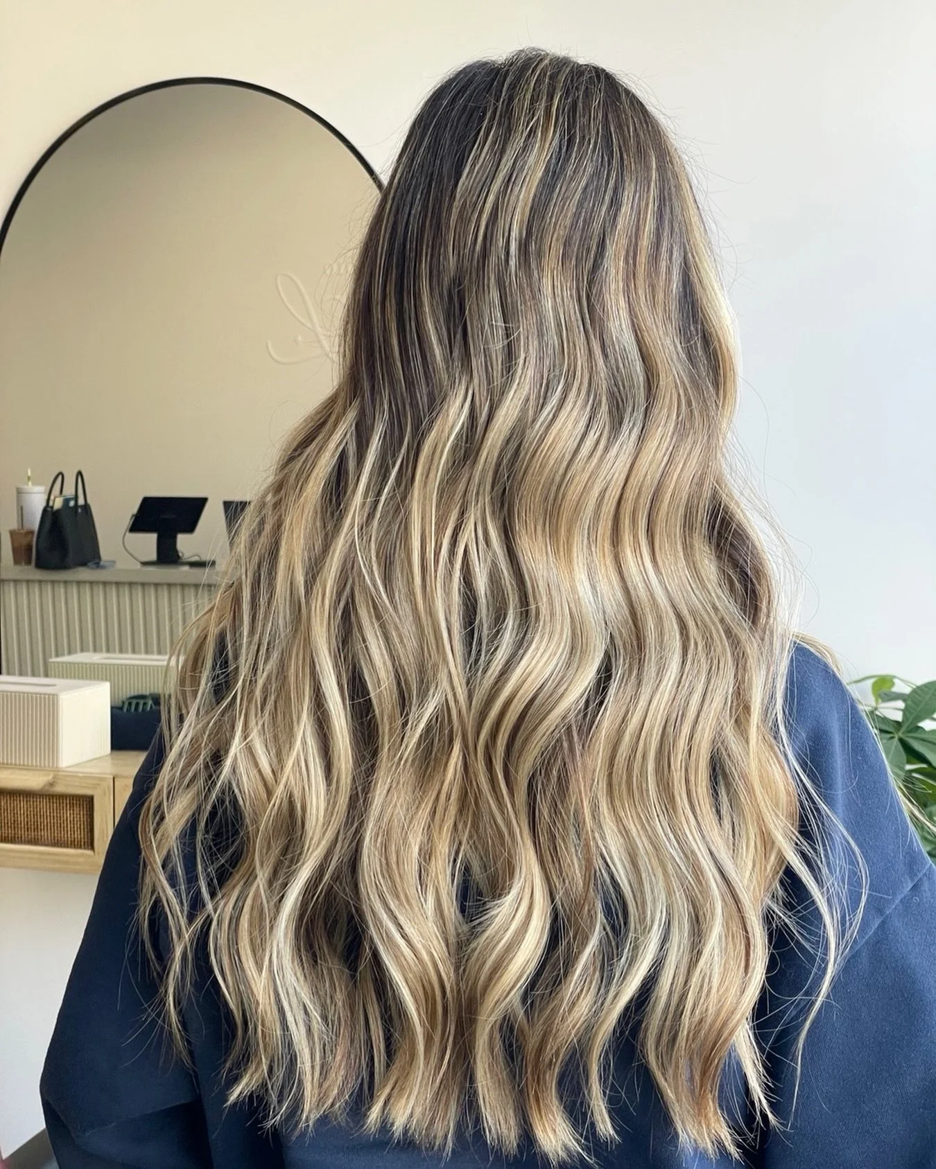 That lived-in blonde glow ☀️
Highlights by @jazmincolourist ✨
waves by @sofia.stylist 

#blonde #blondehair #highlights #wavyhair #beachhair