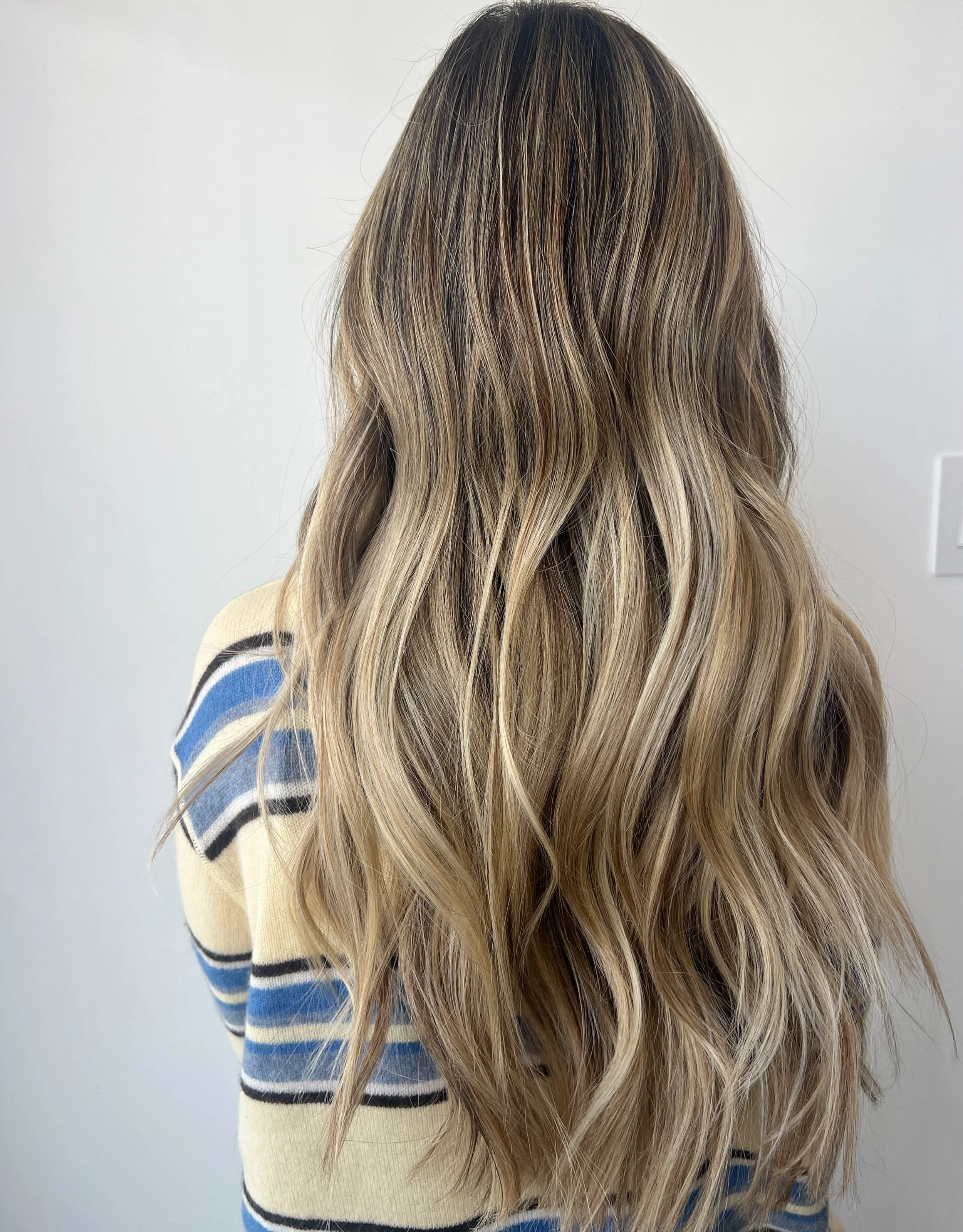 Soft dimension, seamless blend &amp; the dreamiest lived-in blonde ✨
Highlights by @jazmincolourist 
Style by @sofia.stylist 

#livedinblonde #dimensionalblonde #blondehighlights #balayagehair #softblonde