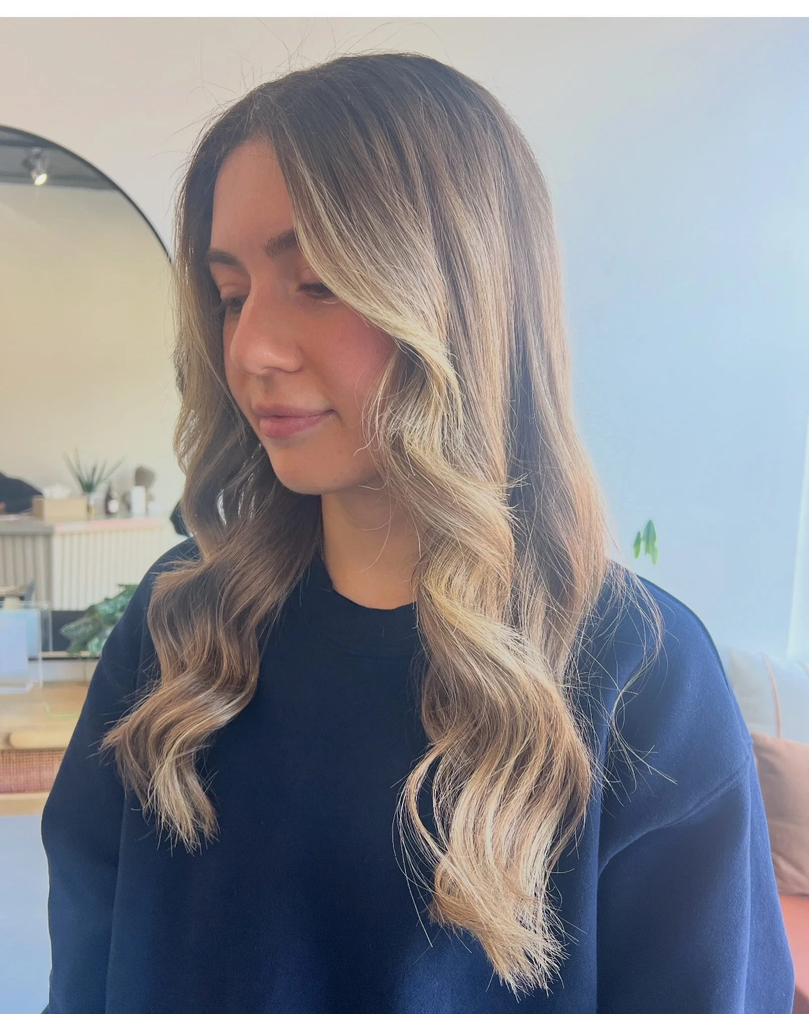Soft layers, effortless waves &amp; the perfect lived-in blend ✨
Haircut + style by @tara_lorenzoni85 🤍

#LayeredHair #LivedInHair #SoftWaves #TorontoHair #SalonStyle