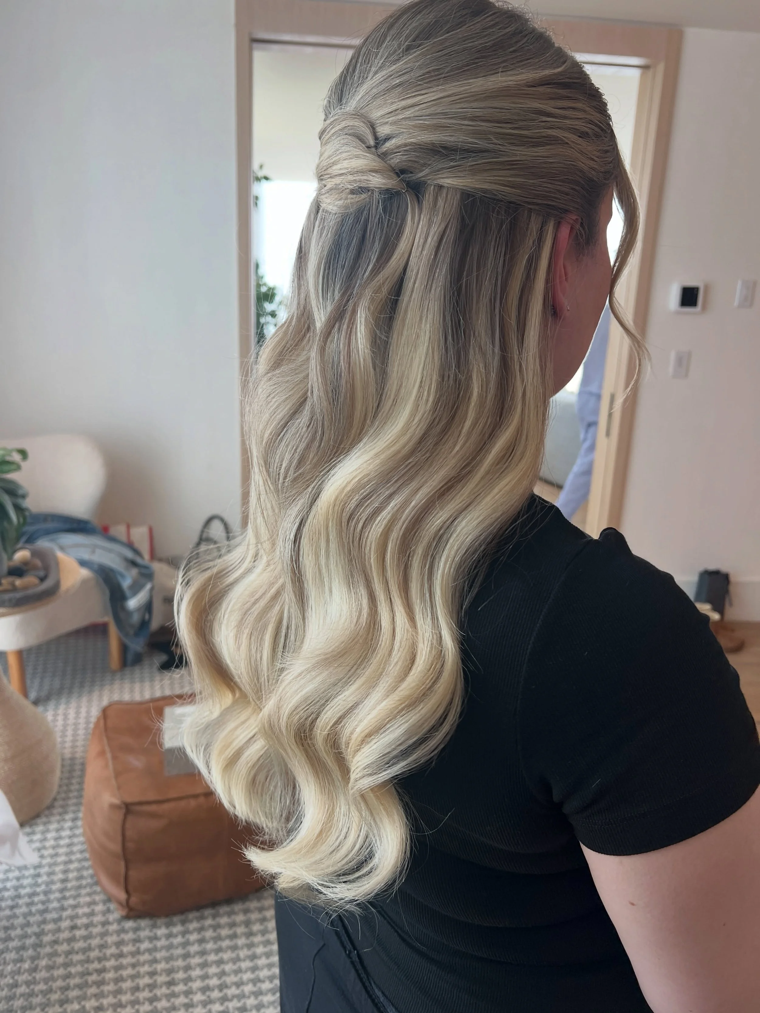 Half-up, all glam ✨
Done by @sofia.stylist 

 #halfuphair #halfuphairstyle #softwaves #hairstylist #torontohair