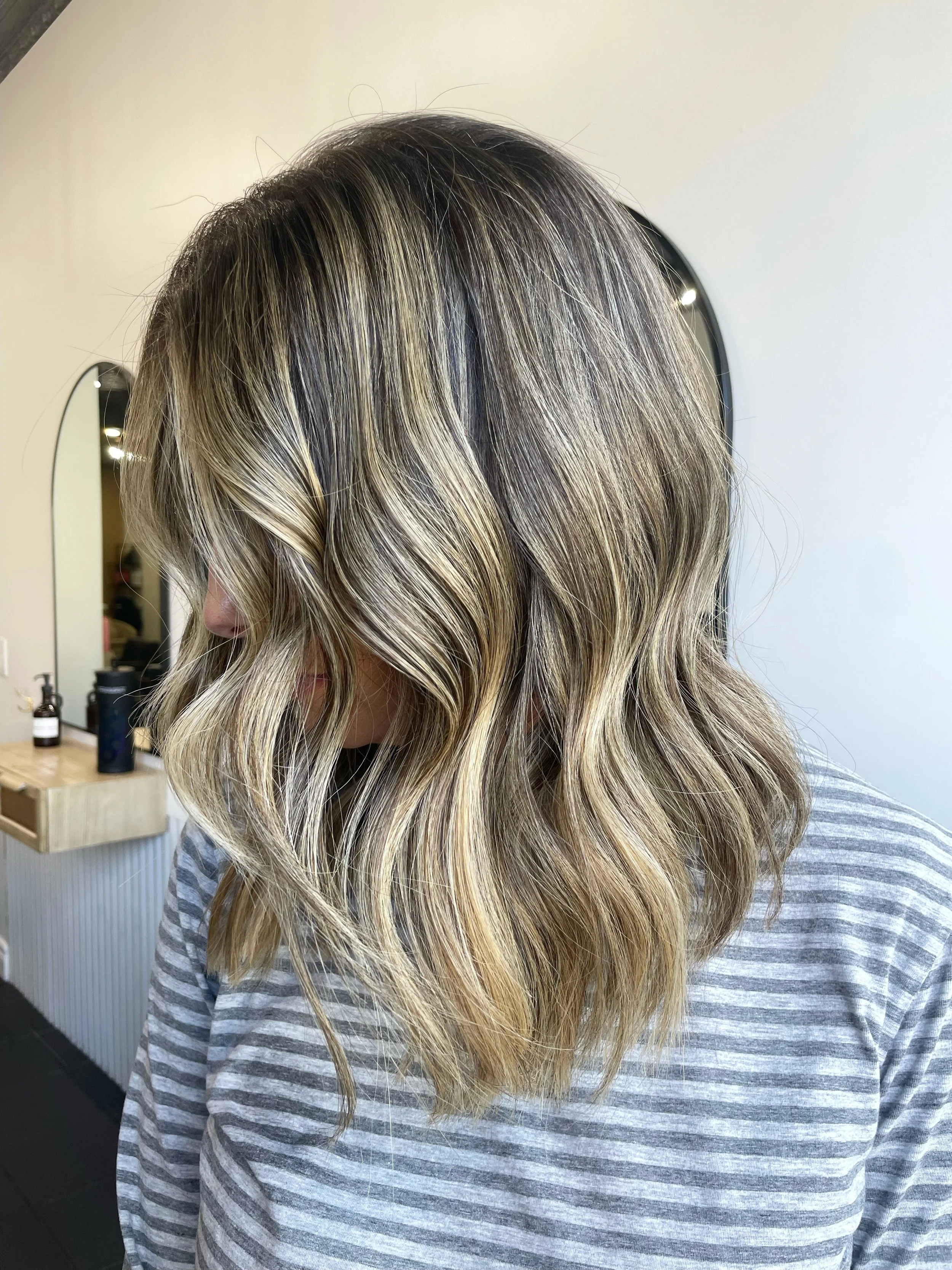 Weather might be rainy but this blonde is bringing the sunshine ☀️✨
Highlights by @jazmincolourist &amp; the perfect cut by @tara_lorenzoni85 🤍

#TorontoHair #BlondeBalayage #LivedInBlonde #DimensionalBlonde