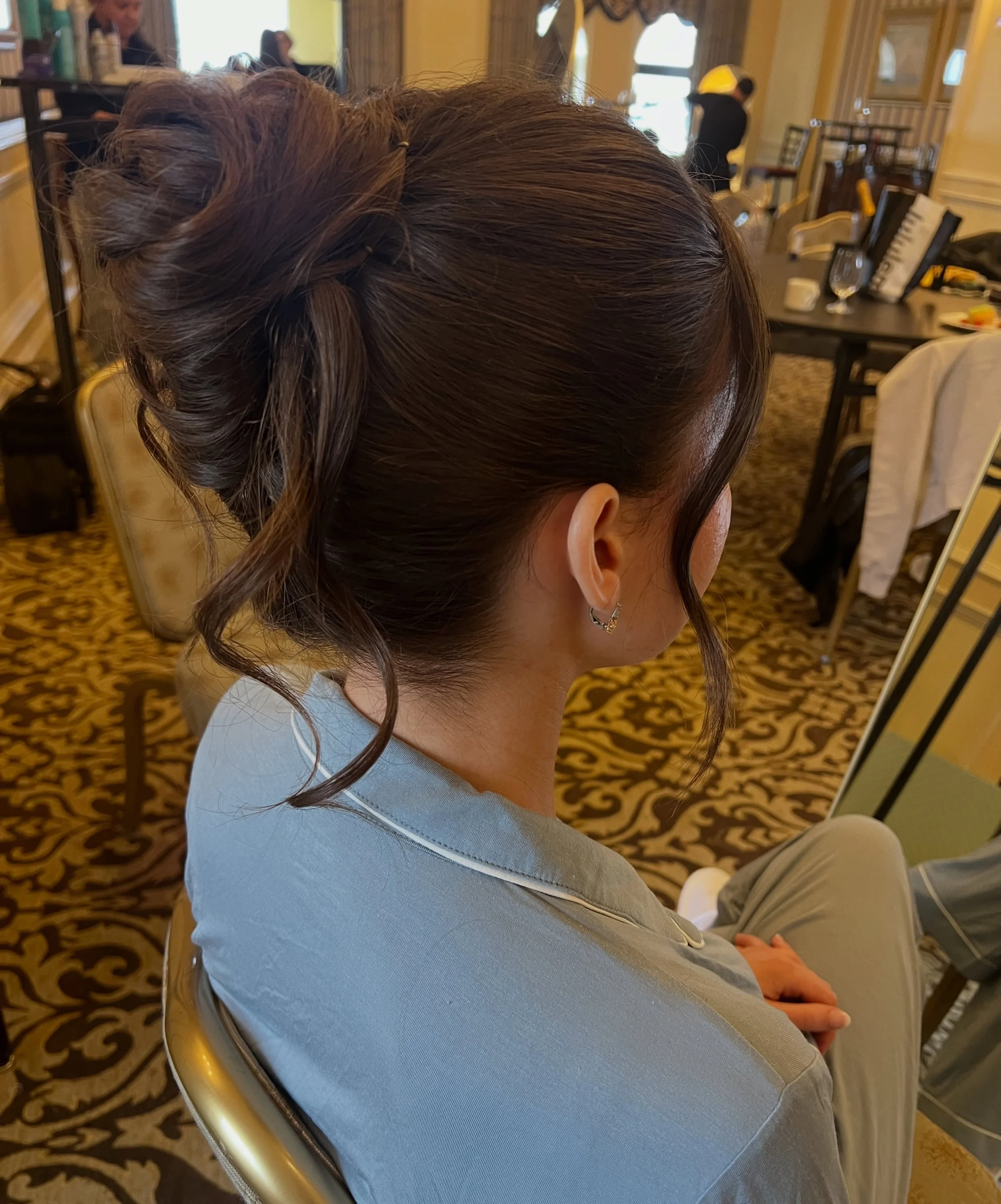 Bridesmaid hair but make it effortlessly chic ✨
Soft texture, romantic details, and the perfect finishing touch for the big day 🤍
Updo by @sofia.stylist 

#BridesmaidHair #UpdoInspo #SoftGlamHair #WeddingHair #HairBySofia
