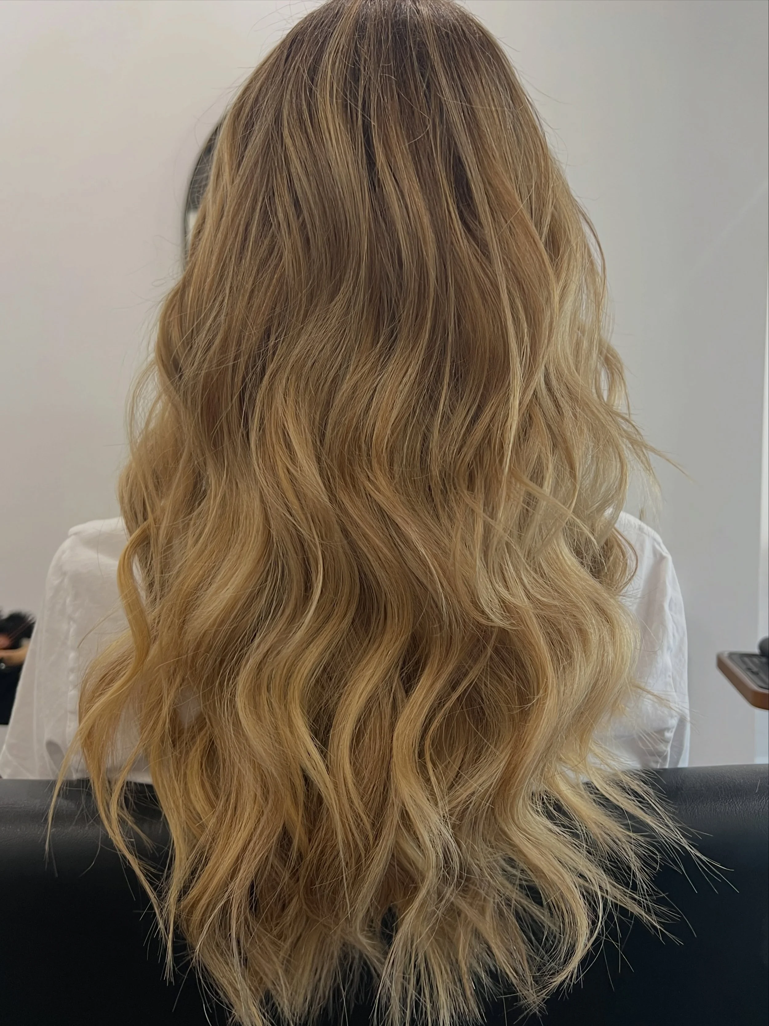 A custom extension install paired with a Wella smoothing treatment for hair that looks as good as it feels ✨
The real star of this transformation? The extensions 🤍 Seamless length, added fullness, and the perfect blend for effortless, everyday hair.