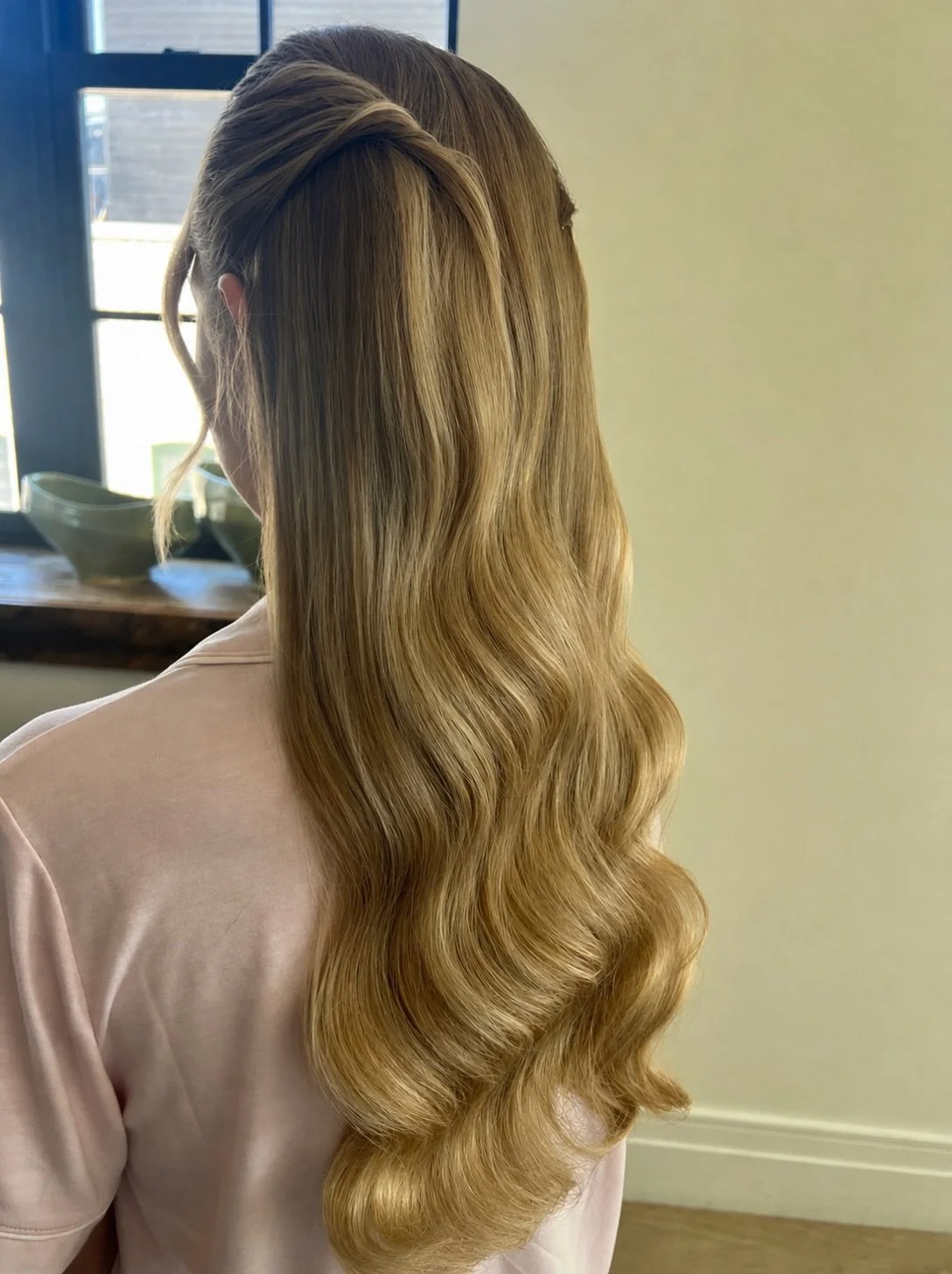 Nothing better than a polished wave 🤍 

@sofia.stylist 

#BridalHair #WeddingHair #BridalHairstylist #BridalWaves #weddinginspo