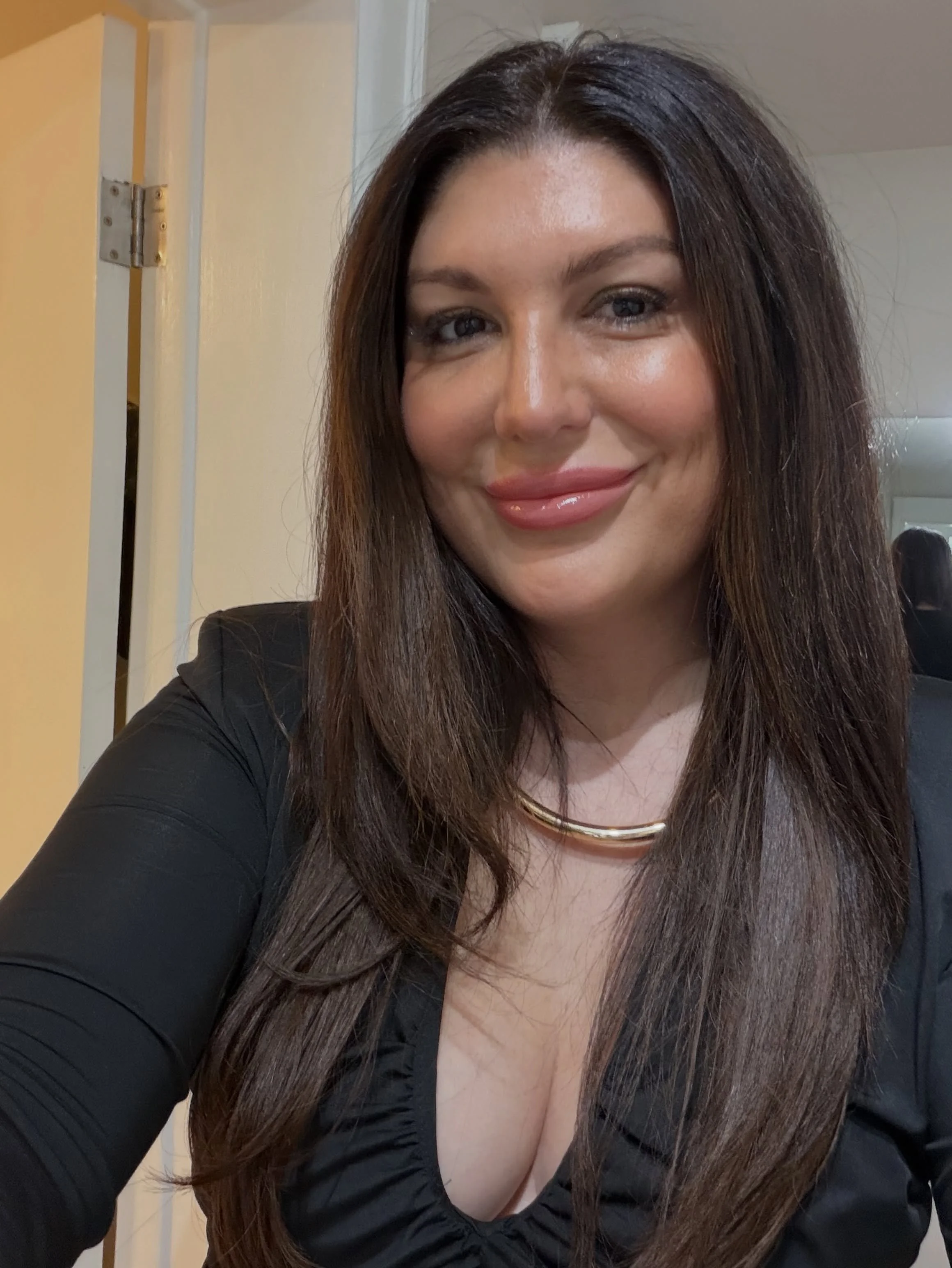 A little in-house glow up ✨ 
Color by @jazmincolourist on our gorgeous @tara_lorenzoni85 🥵 
with extensions, haircut + Hair Botox by @sofia.stylist 🤎 The Hair Botox brought her hair back to that soft, healthy, natural feel while smoothing out the f