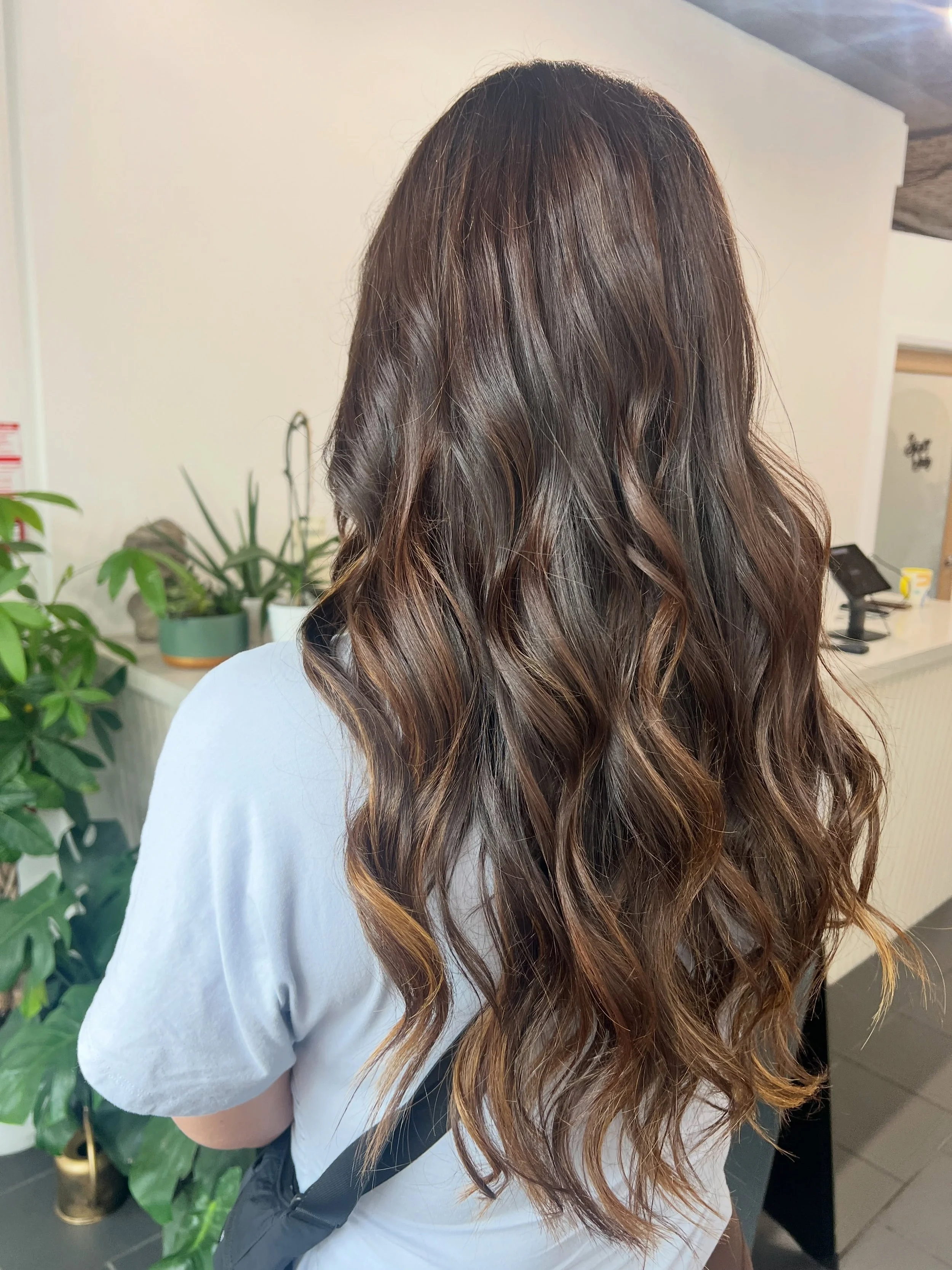 Soft waves doing what they do best ✨🤎
Style by @tara_lorenzoni85 

#HairGoals #SoftWaves #HairInspo #FreshBlowout #SalonHair