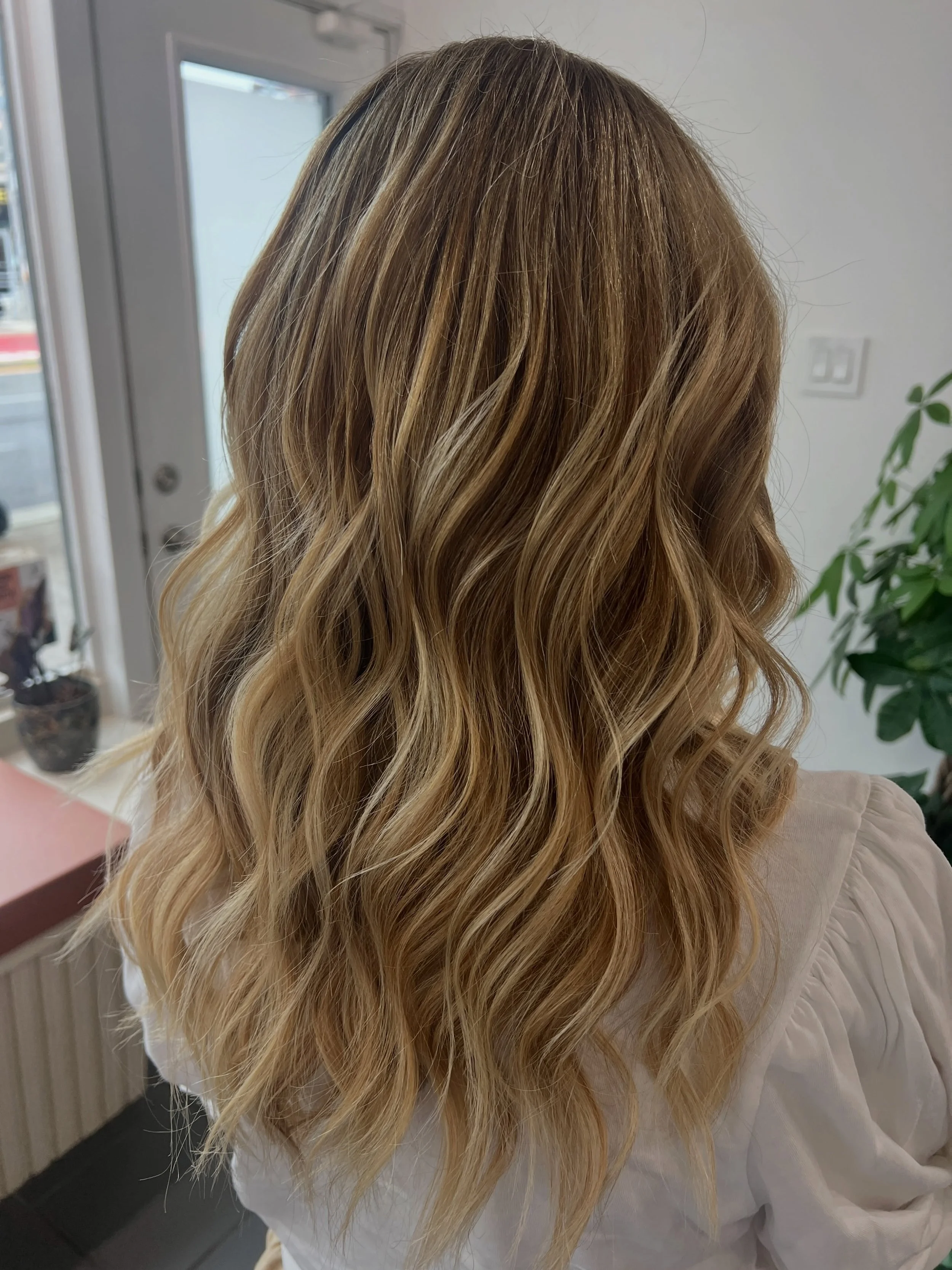 okayyy this blonde 😍✨
the blend + the waves 🤌🏼

highlights by @jazmincolourist 👏🏻
style by @sofia.stylist 🤍

#blondehair #blondehighlights #hairinspo #hairgoals #blondemoment