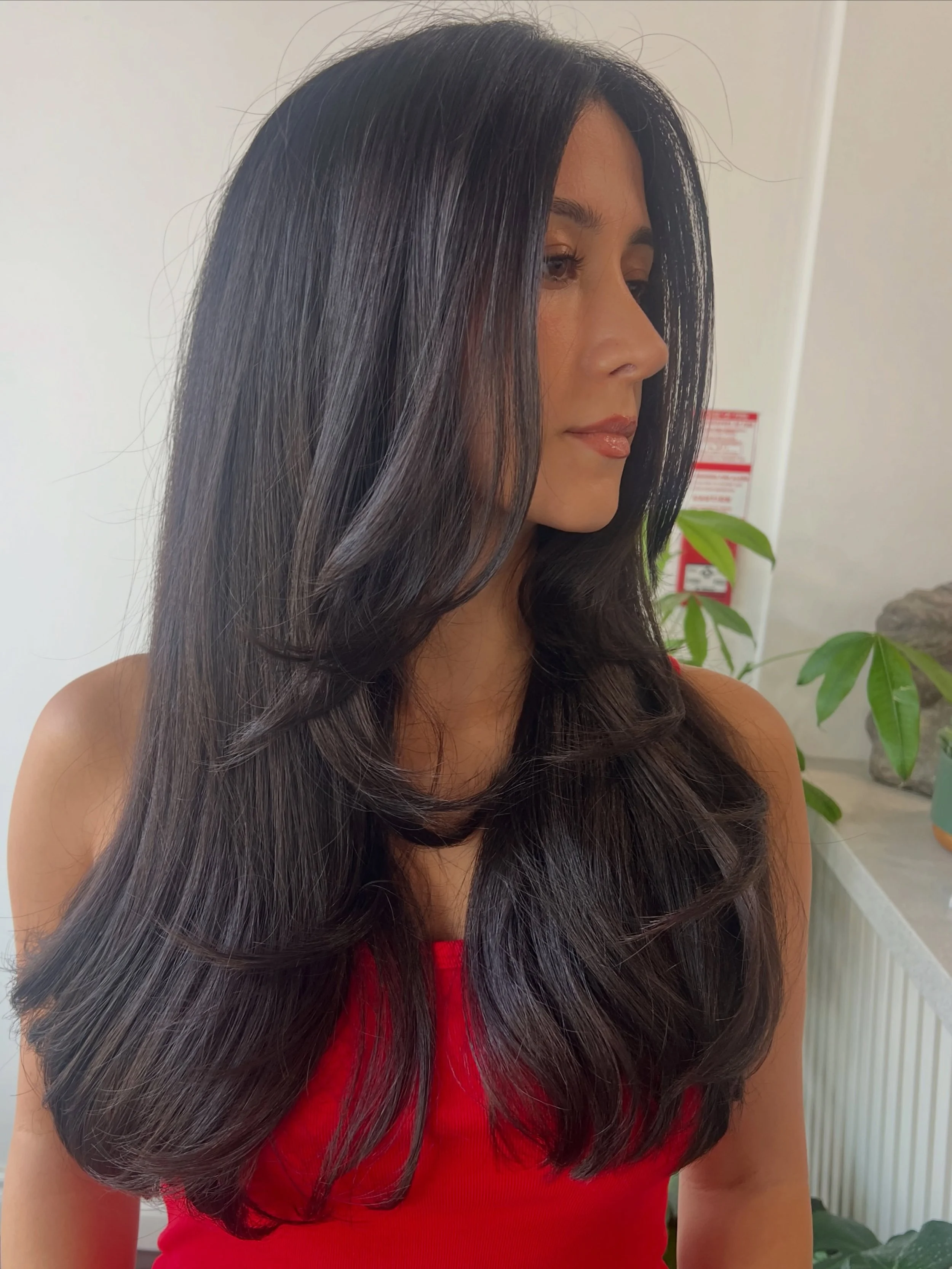 Timeless, polished, and full of shine🖤
Haircut by @sofia.stylist 

#TorontoHairstylist #LayeredHaircut #LongLayers #HealthyHair #LuxuryHair