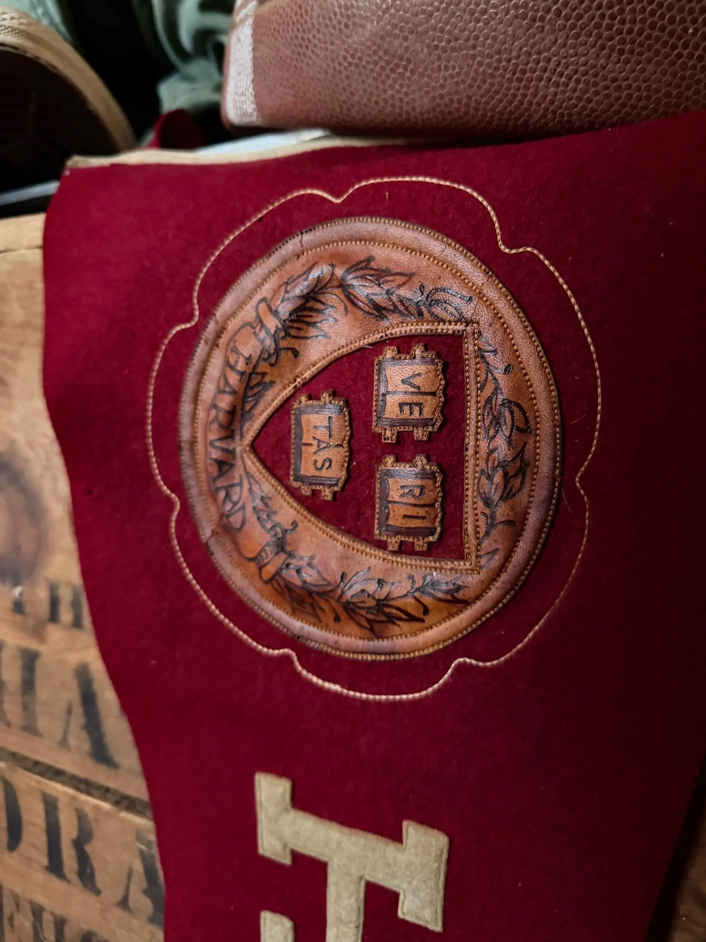 VINTAGE 1940's HARVARD LEATHER CREST FULL SIZE FELT PENNANT