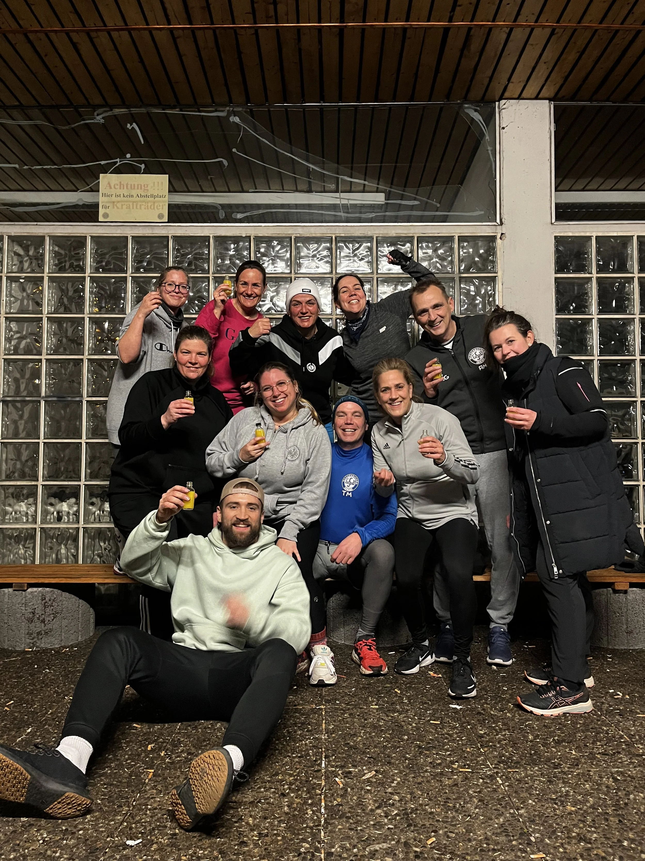 aki mit Teilnehmern im Bootcamp – individuelle Betreuung wie im Personaltraining