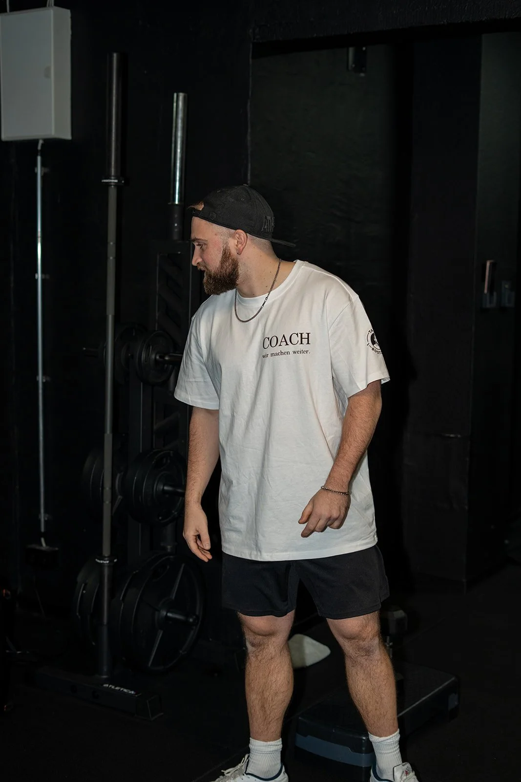 Coach Taki beim Takis Bootcamp Fitnessstudio Bruchköbel – individuelle Betreuung während des Workouts für Bruchköbel, Hanau und Maintal.