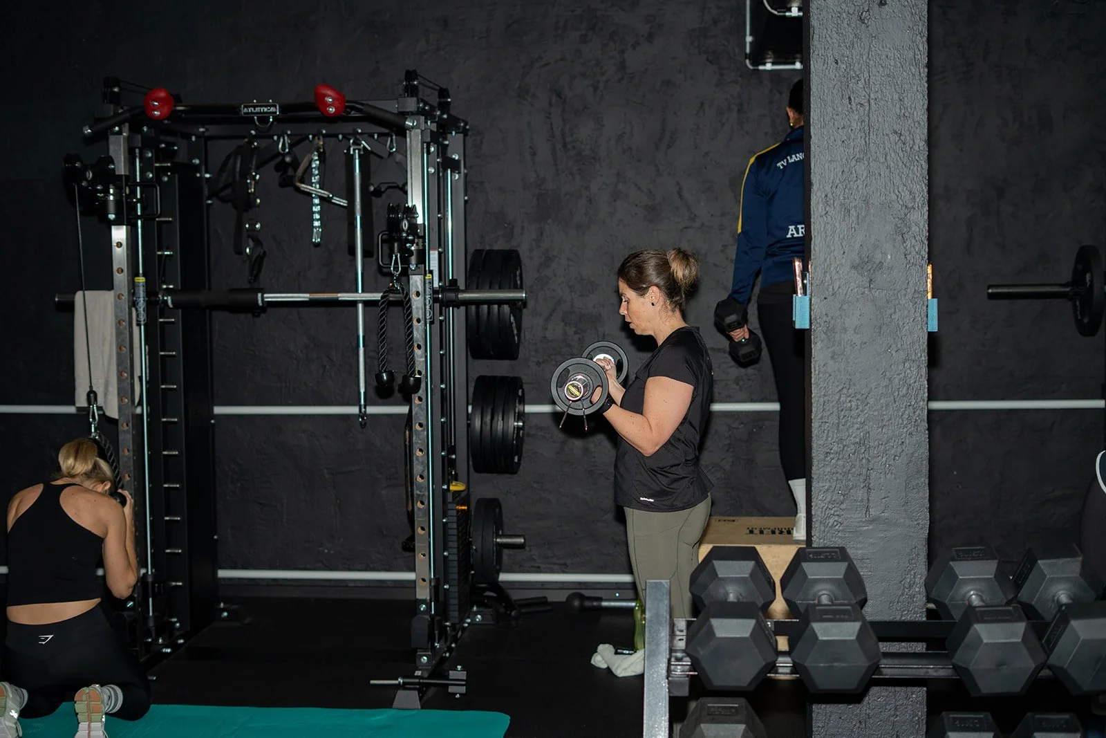 Teilnehmerinnen und Teilnehmer beim Takis Bootcamp Fitnessstudio Bruchköbel – individuelle Betreuung während des Workouts für Bruchköbel, Hanau und Maintal.