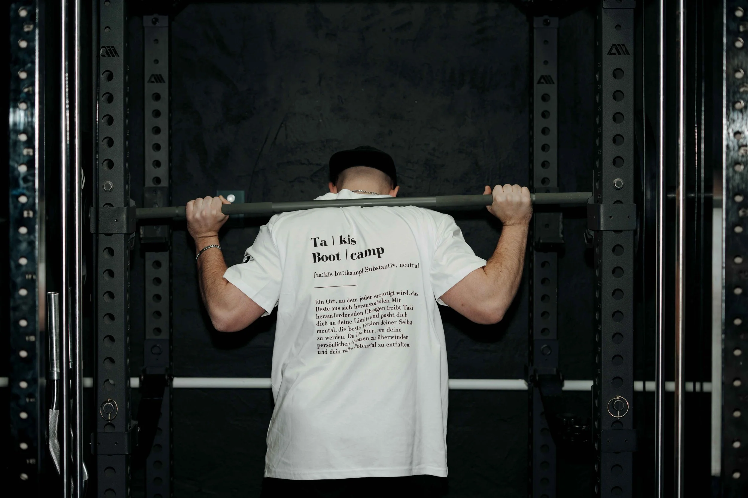 Coach Takis betreut Gruppentraining im eigenen Fitnessstudio in Bruchköbel – individuelles Bootcamp für Bruchköbel, Hanau und Maintal.