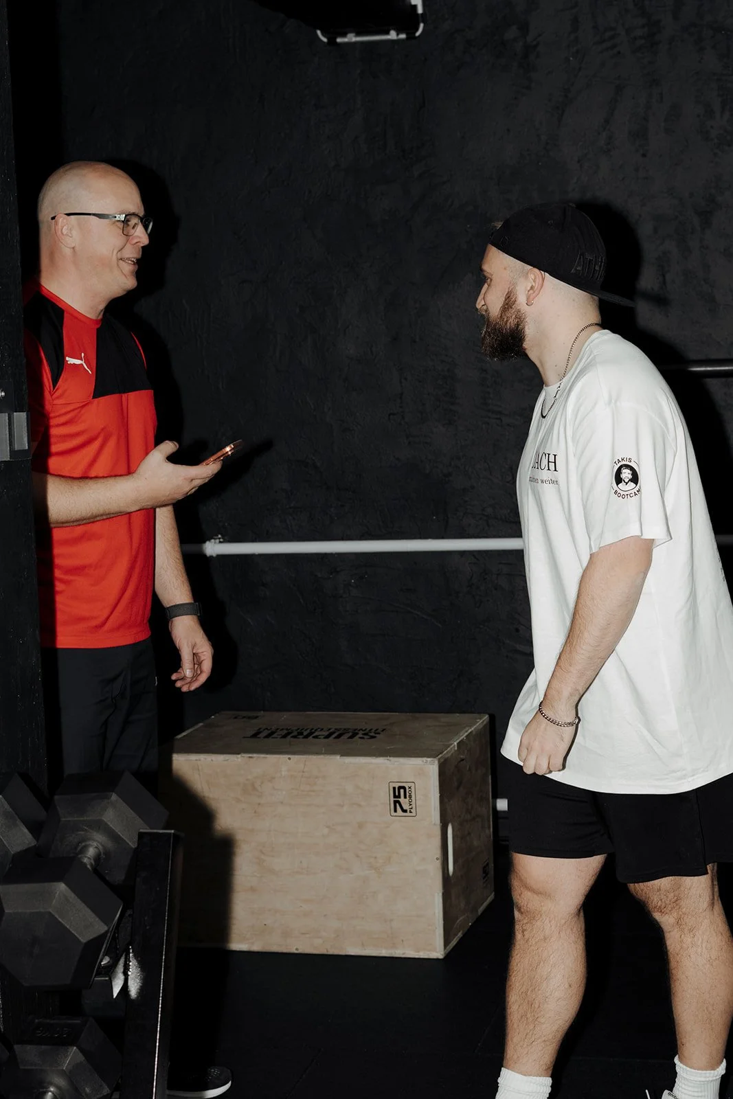 Gruppentraining im Fitnessstudio Bruchköbel: Teilnehmer beim Bootcamp unter Anleitung von Trainer Takis, Übungen mit Fitnessgeräten und Personaltraining
