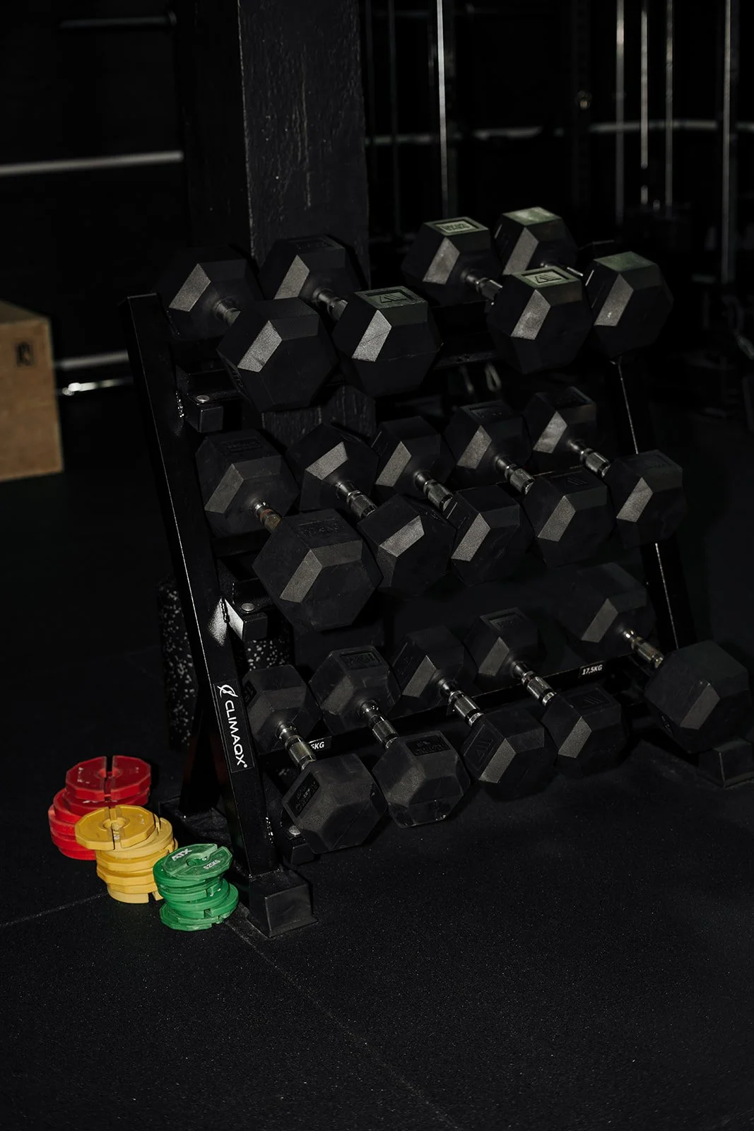 Hanteln und Gewichte im Takis Bootcamp Fitnessstudio Bruchköbel bei Hanau – ideal für Krafttraining und Personaltraining.