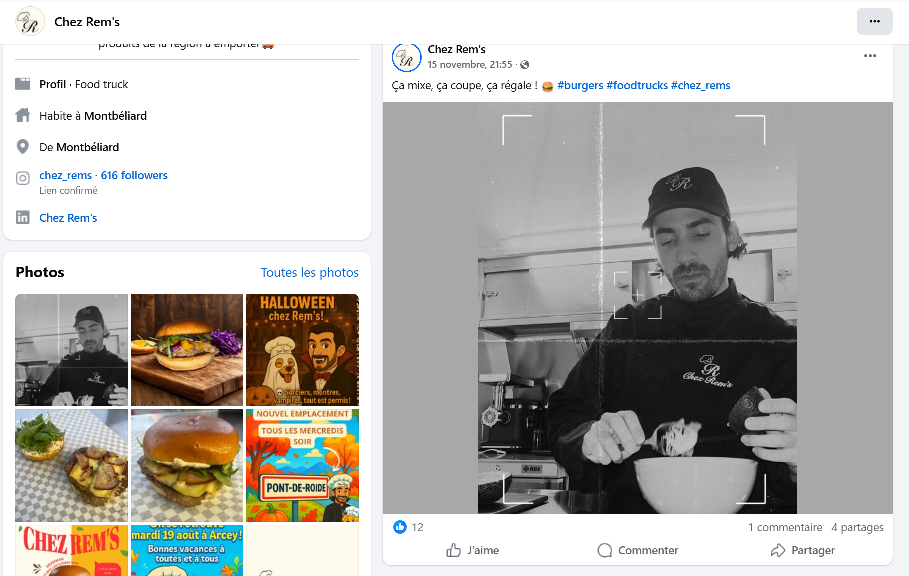 Une photo en noir et blanc d'un homme portant une casquette et un sweat avec le logo 'Chez Rem's' tenant une cuillère et une tasse dans une cuisine.