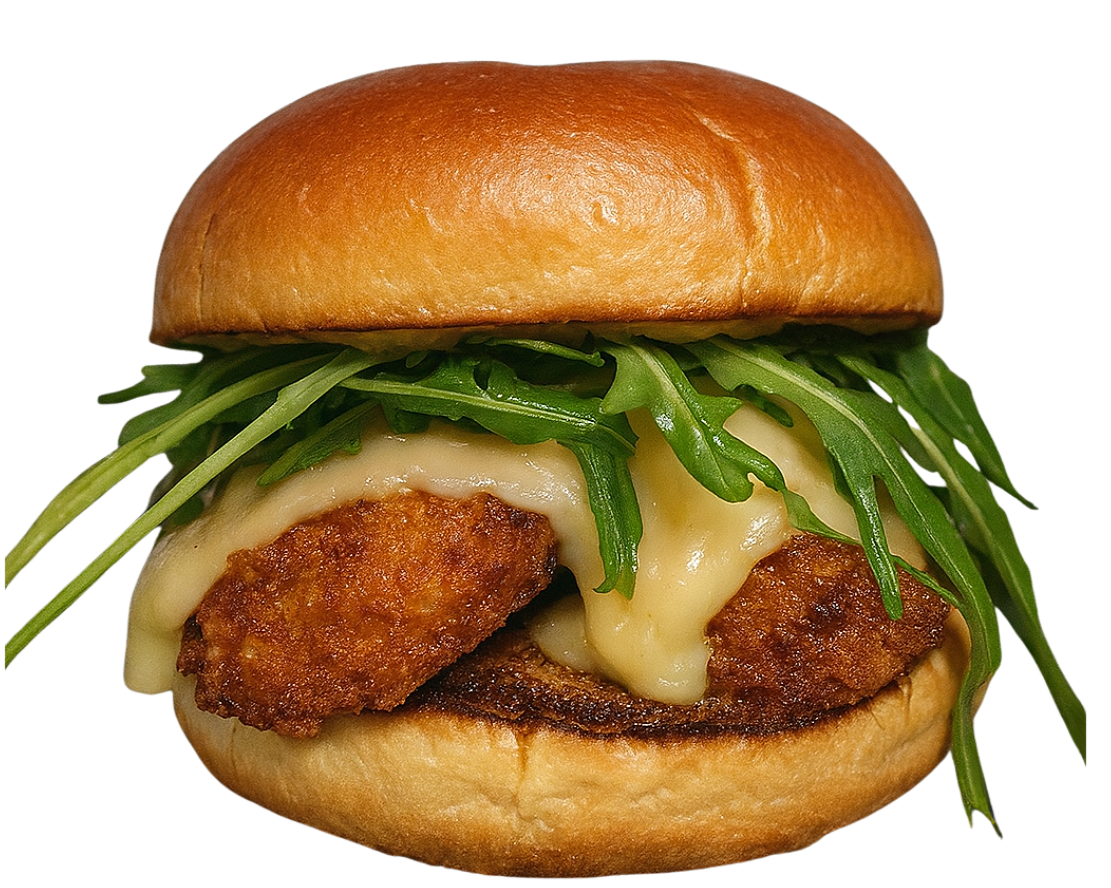 Sandwich avec un pain brioché, fromage, poulet frit, laitue arugula, et sauce