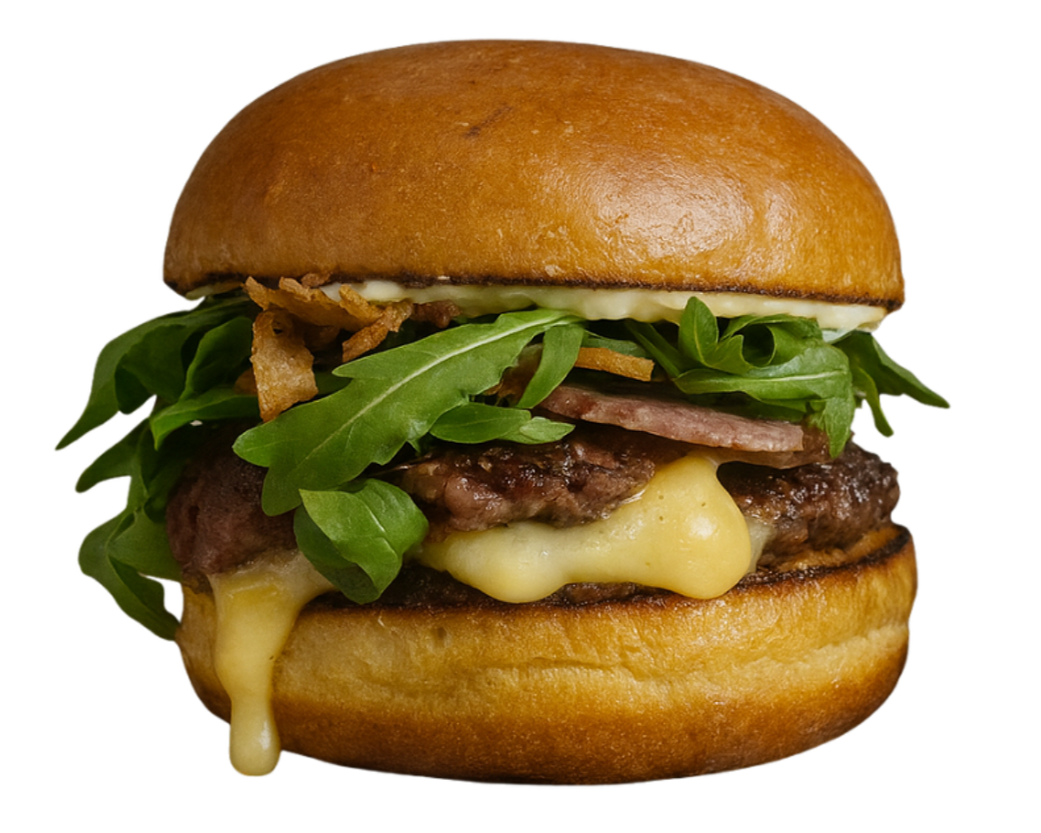 Un cheeseburger avec du fromage fondant, une galette de viande, de la laitue, des bacon et un pain brioché.