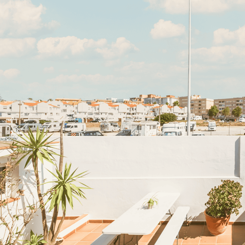 ¿Agencia o gestión propia? Comparativa real de beneficios para tu alquiler turístico en Tarifa
