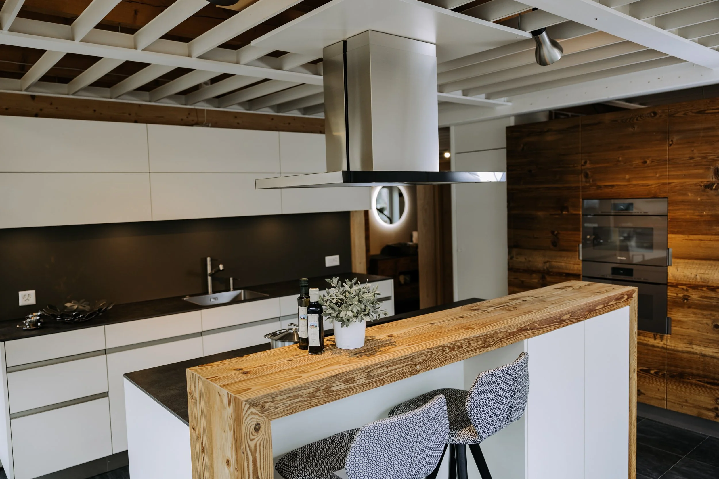 Moderne Wohnküche mit Bar aus Holz