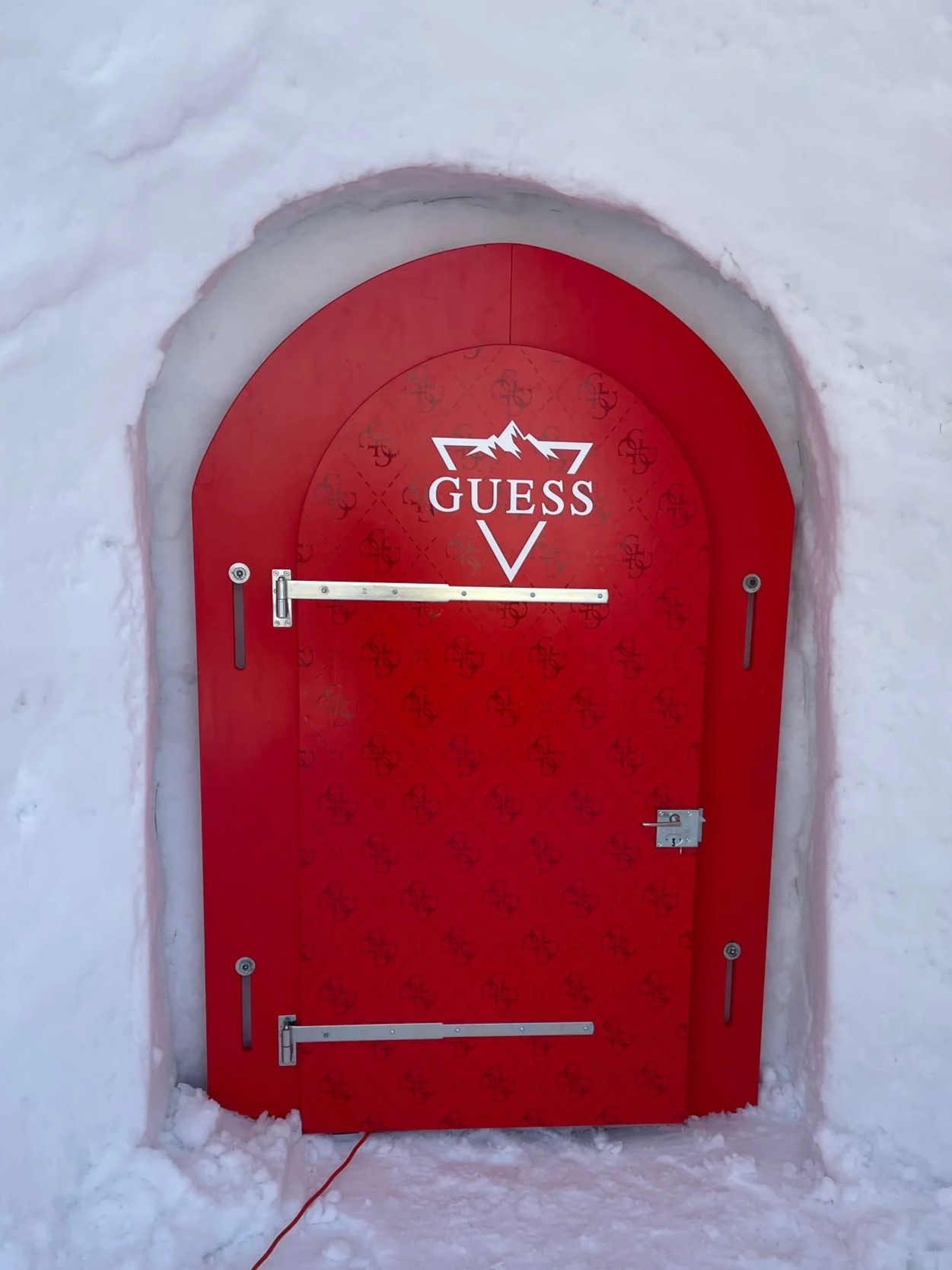 Eine massgefertigte rote Holztür für das Schneeiglu für die Marke Guess.