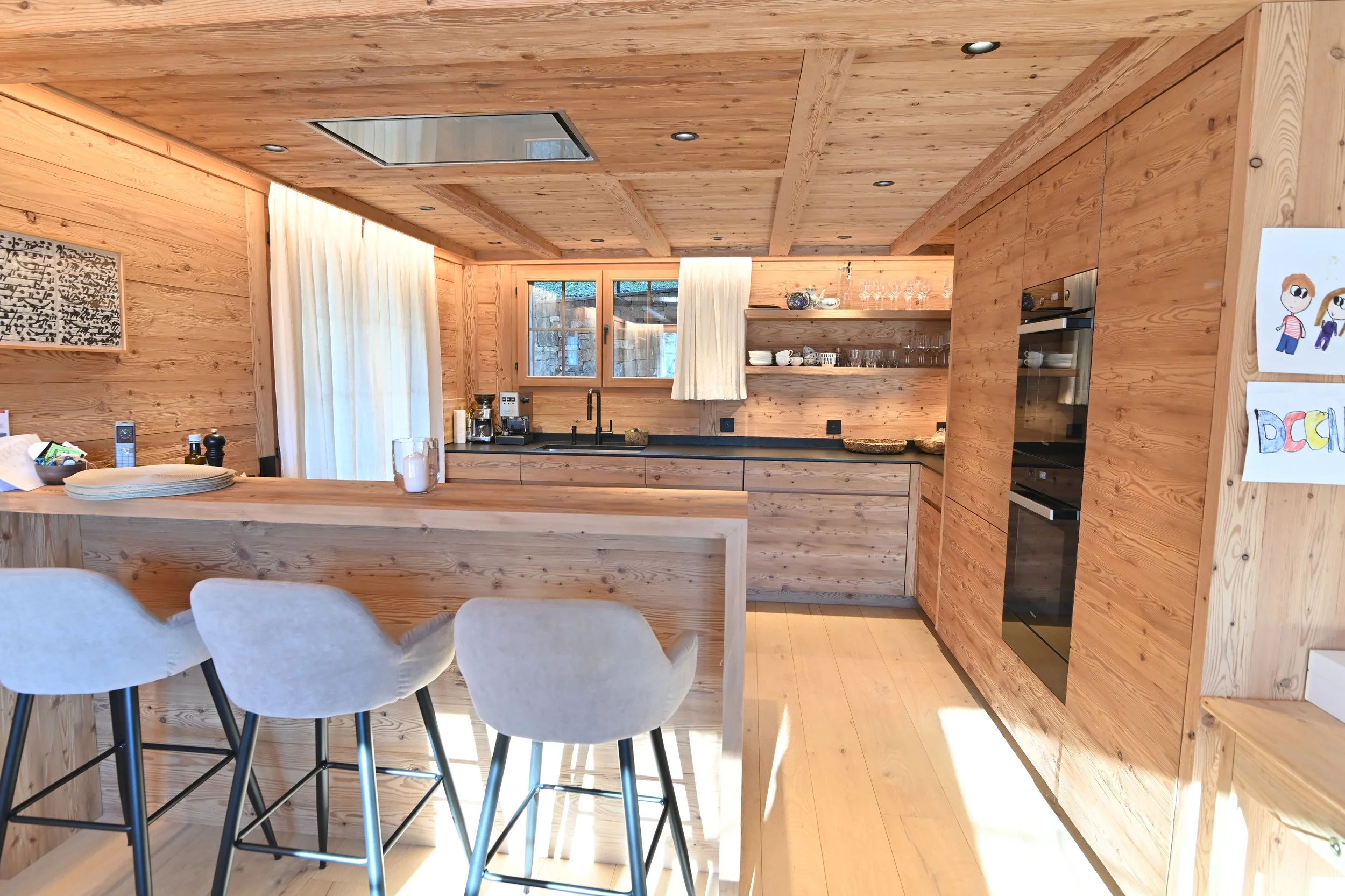 Wohnküche aus Holz massgeschreinert