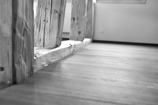 Boden und Holzgeländer in einem Raum, Schwarz-Weiß-Fotografie