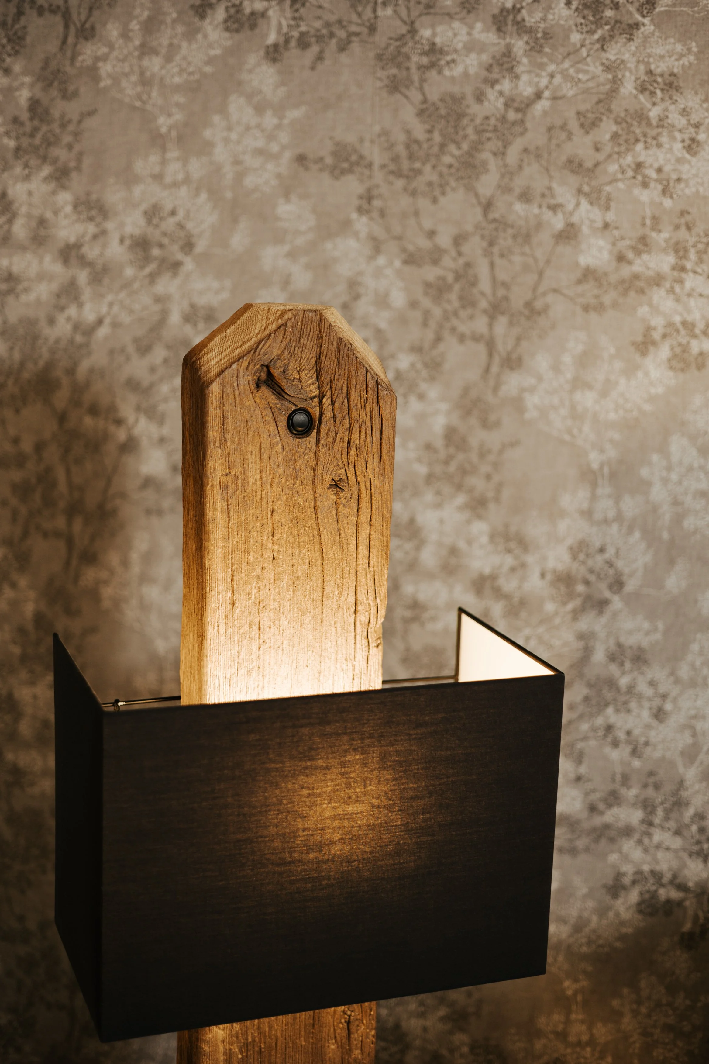 Lampe mit Holzelement