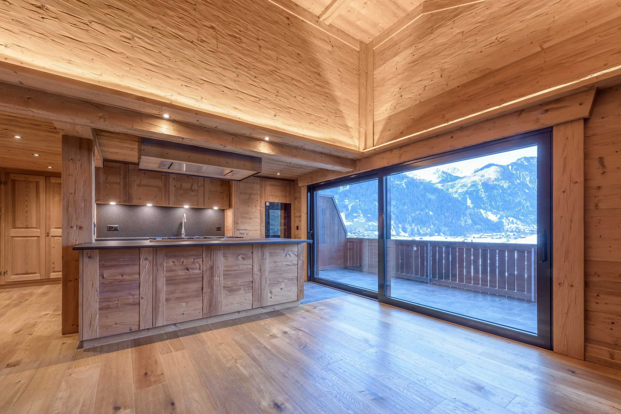 Moderne Küche aus Holz in einem Chalet
