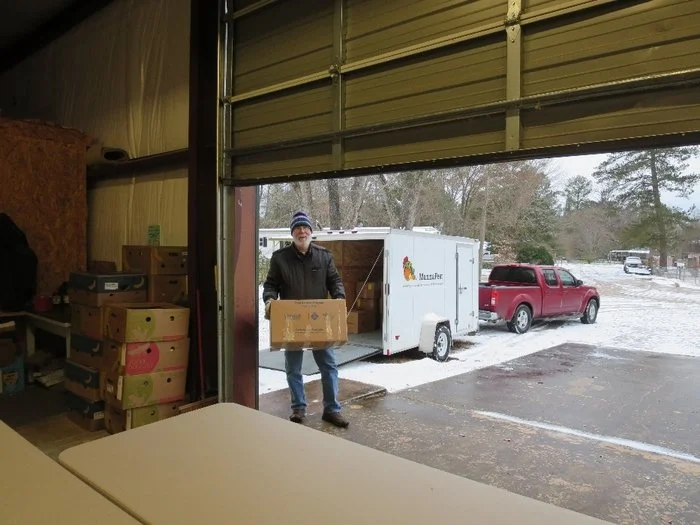 wal_mart_unloading_g_b.jpg