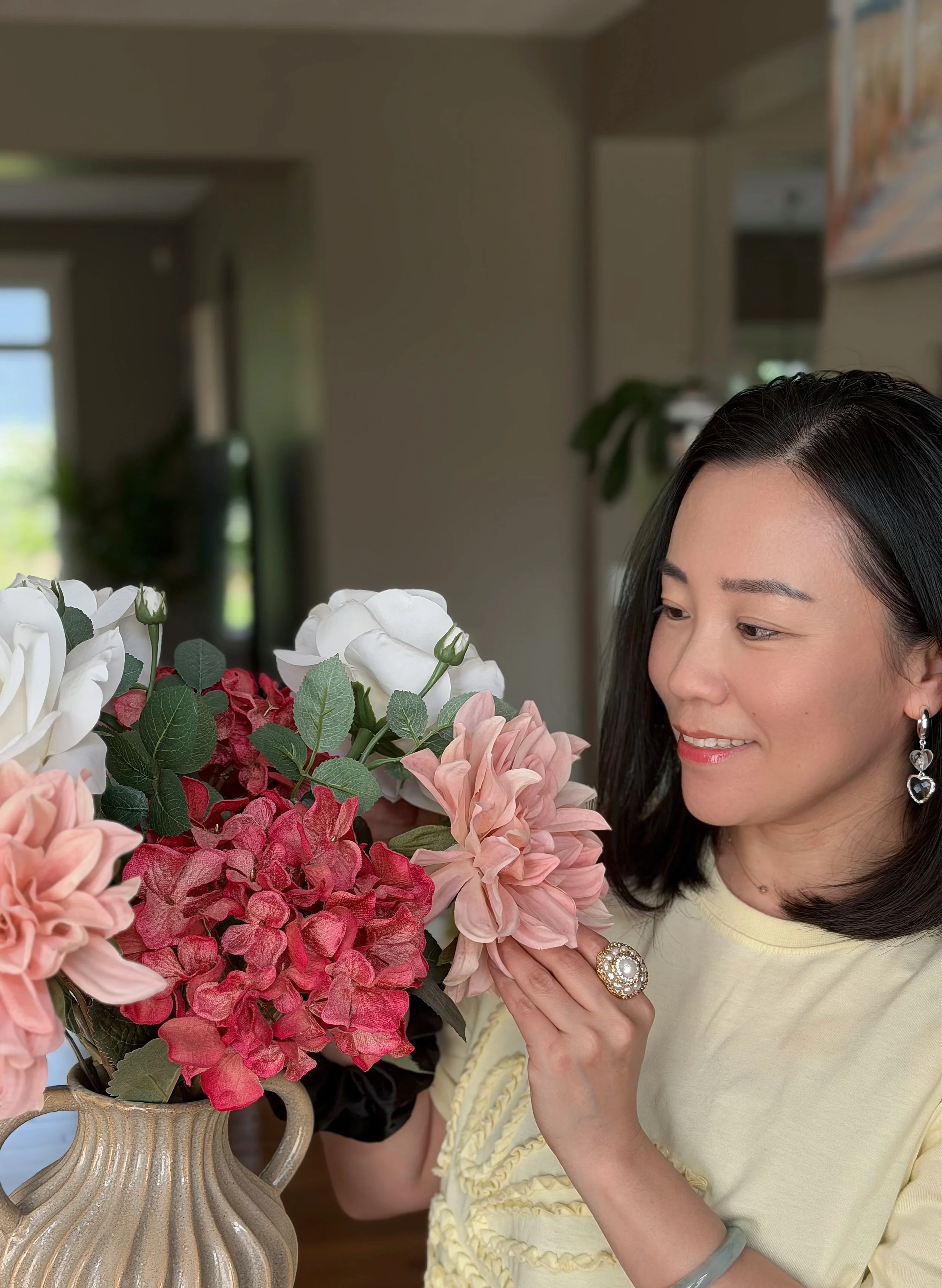 Tong, a Chinese Mandarin speaking EMDR therapist in Calgary.