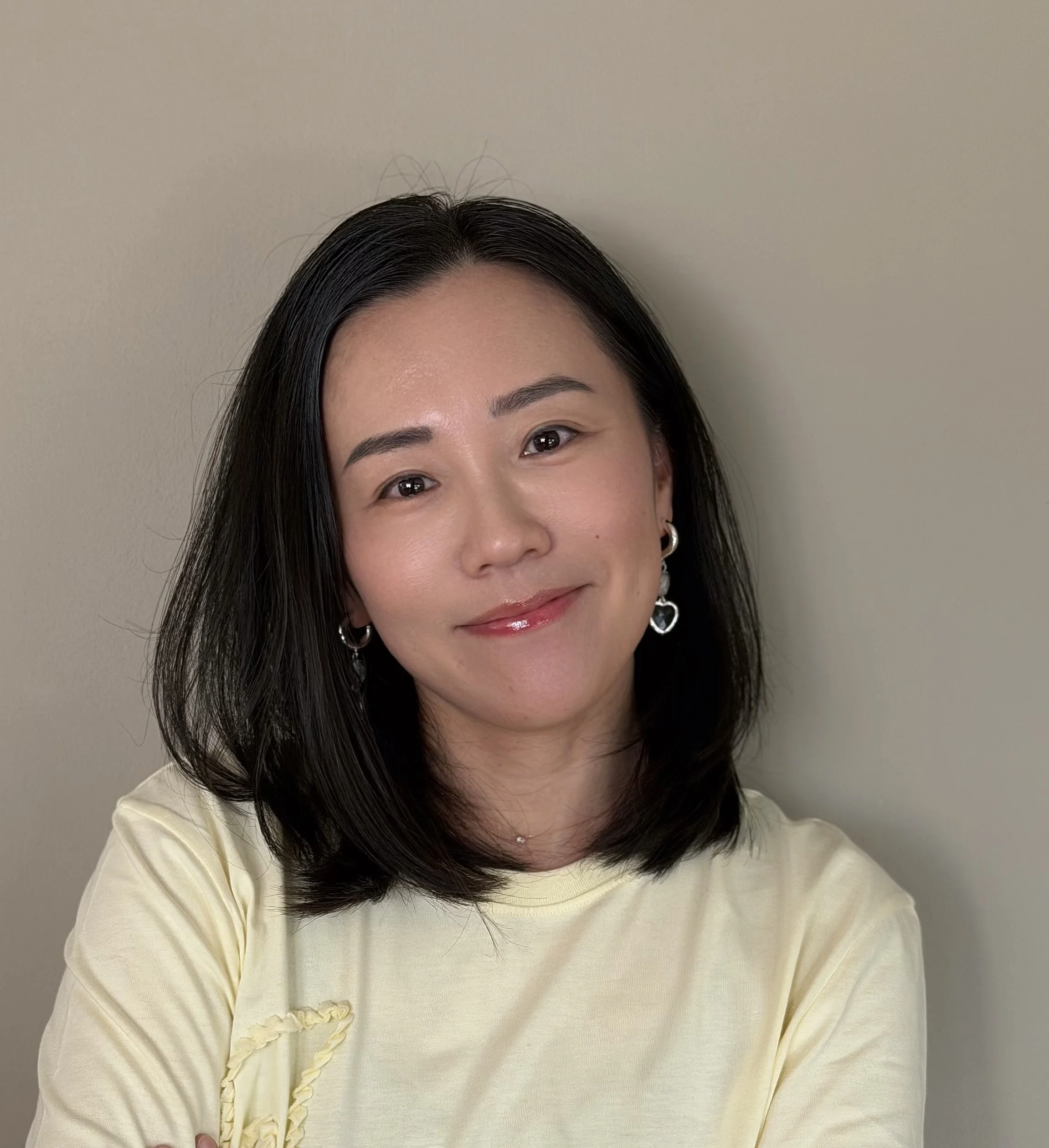 Tong, a Chinese Mandarin speaking EMDR therapist in Calgary.
