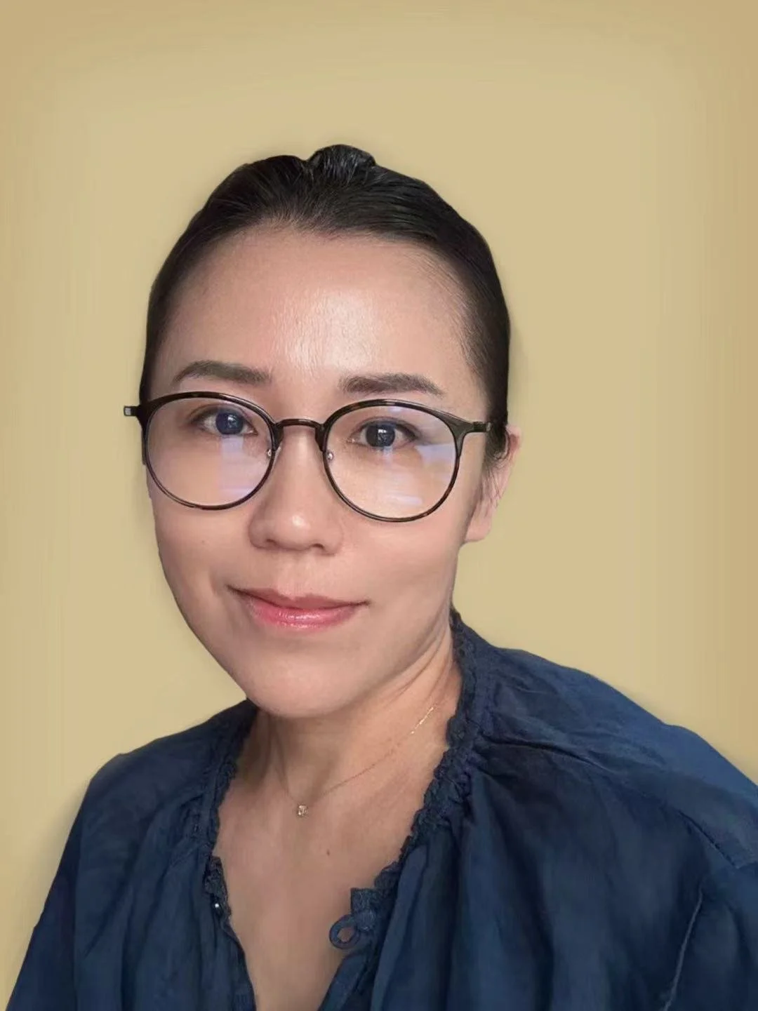 Portrait of Tong Tong, Mandarin and English online counsellor in Calgary