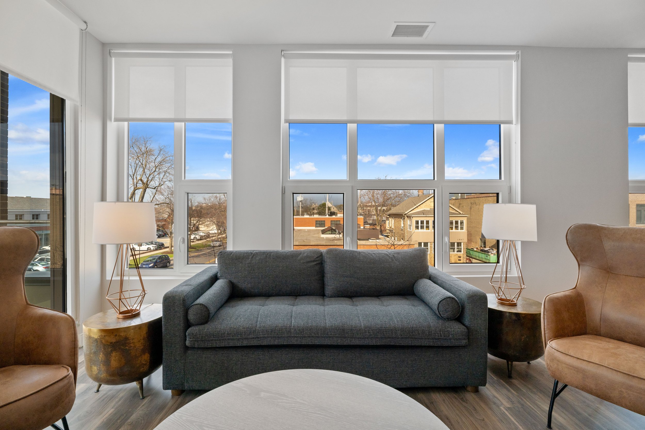 Furnished corporate housing living room with modern décor for extended-stay business travelers.