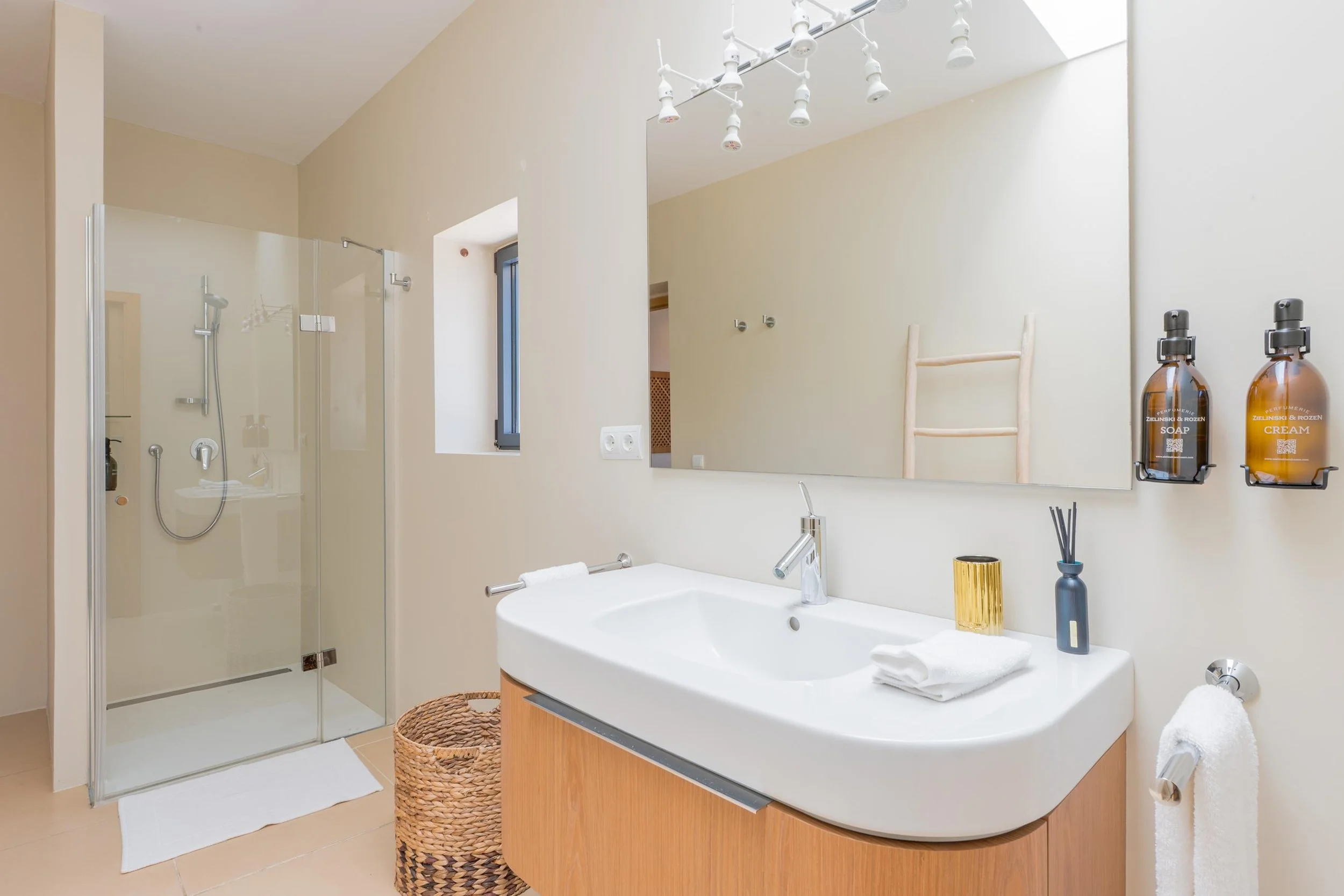 Bathroom 1 (2).jpg