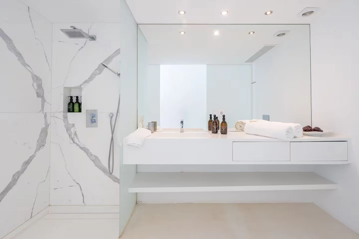 Bathroom 2.jpg