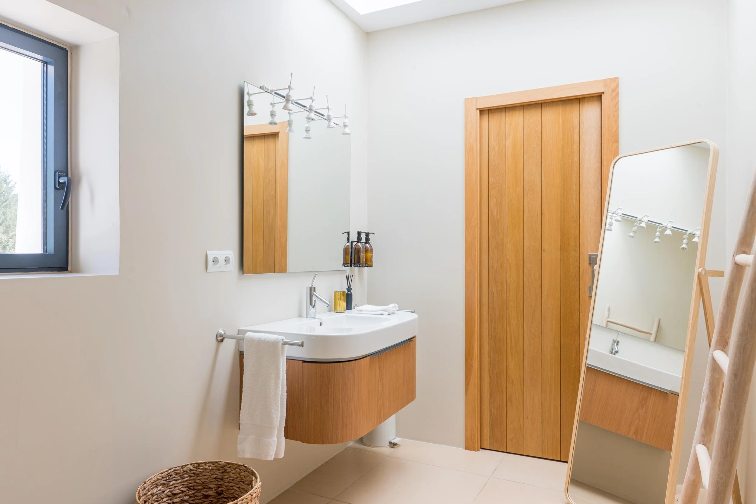 Bathroom 1 (1).jpg