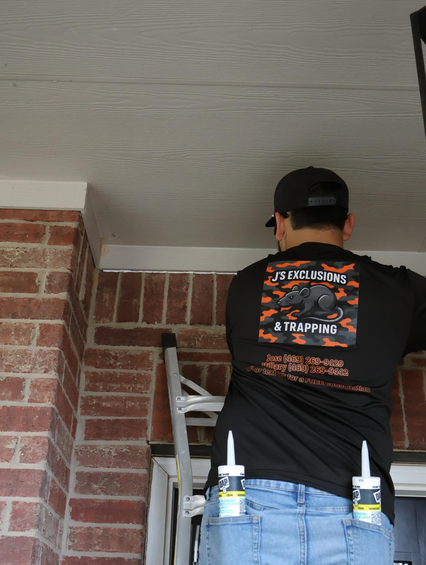 From our family to yours, Happy Holidays 🎄
&bull;
At J&rsquo;s Exclusions, we know that any structural gap can be a point of entry for rodents&mdash;protect your home this season.🐭