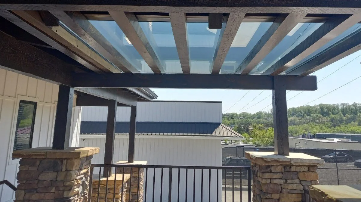image-service-pergola-glass-install.jpg