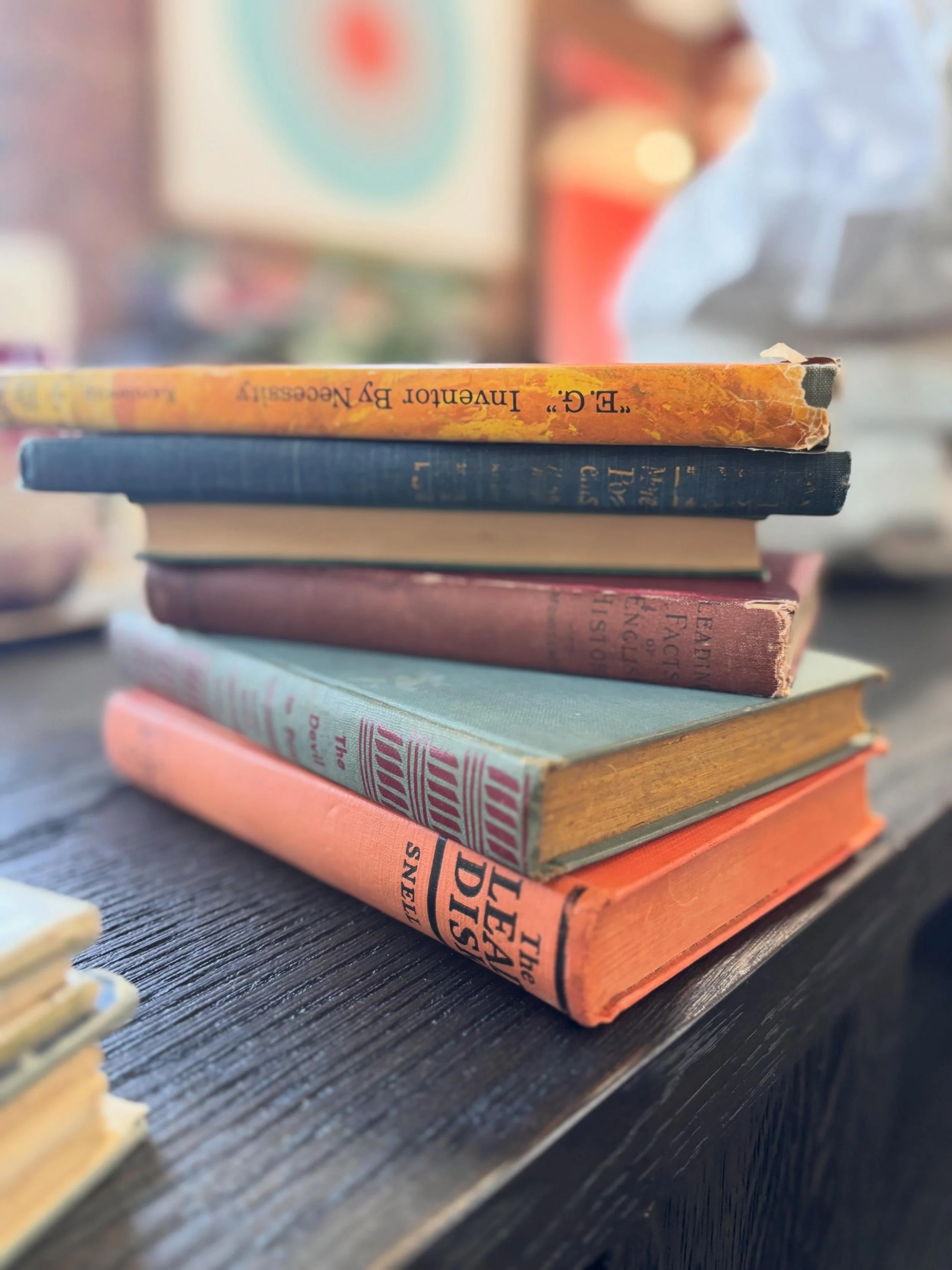 Books, books, books&hellip;
To all our customers that have wiped out our vintage and antique book supply, today is your day bc we have boatloads more in stock! 

#vintagebooks #billingsmt #easternmontana